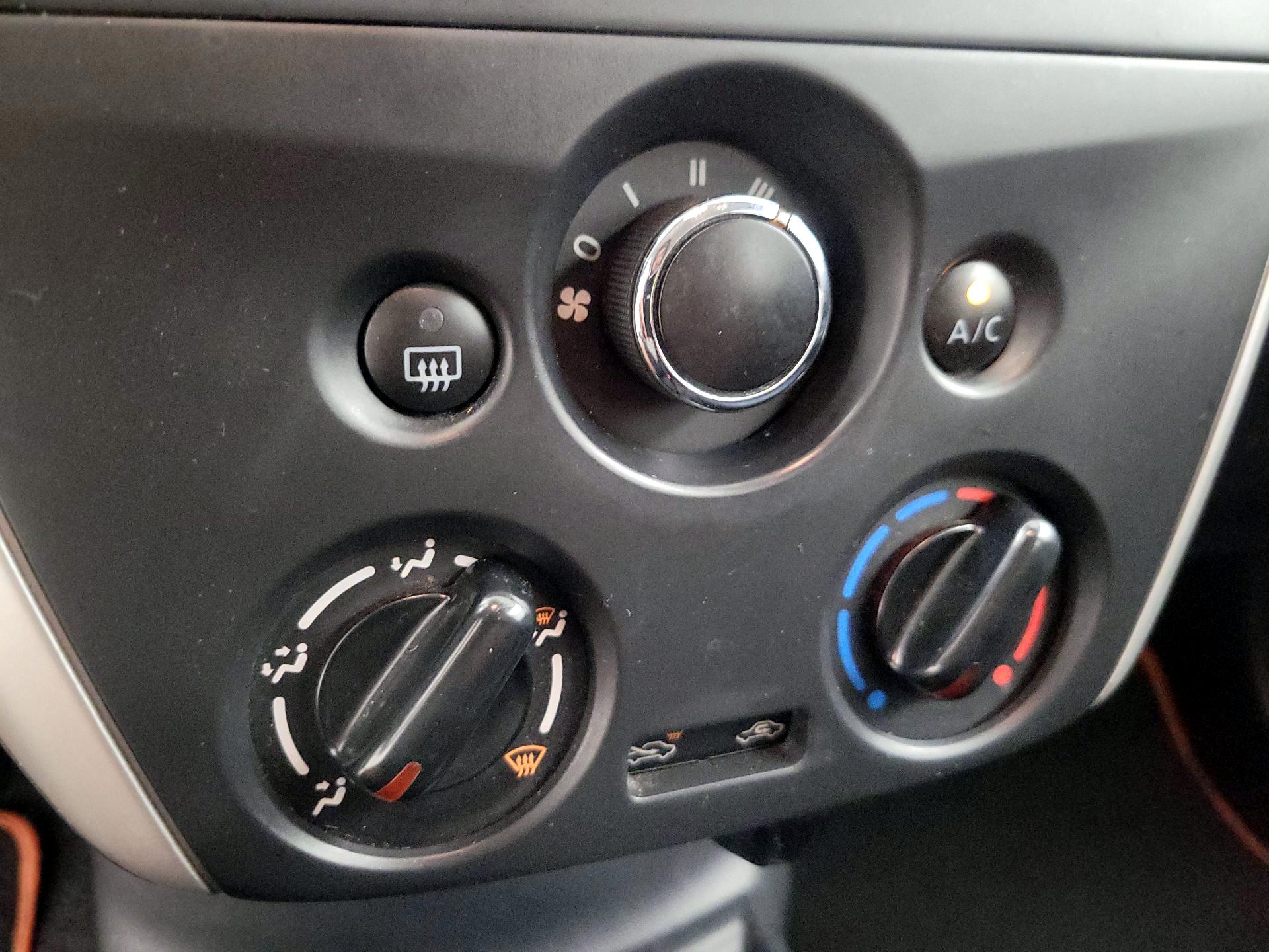 Thumbnail: 2015 Nissan Versa Note - 15