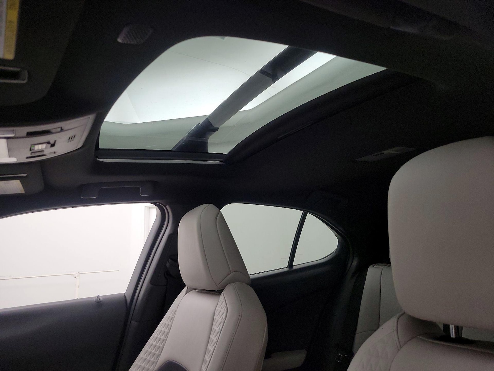 2022 Lexus UX 200 - Photo 18