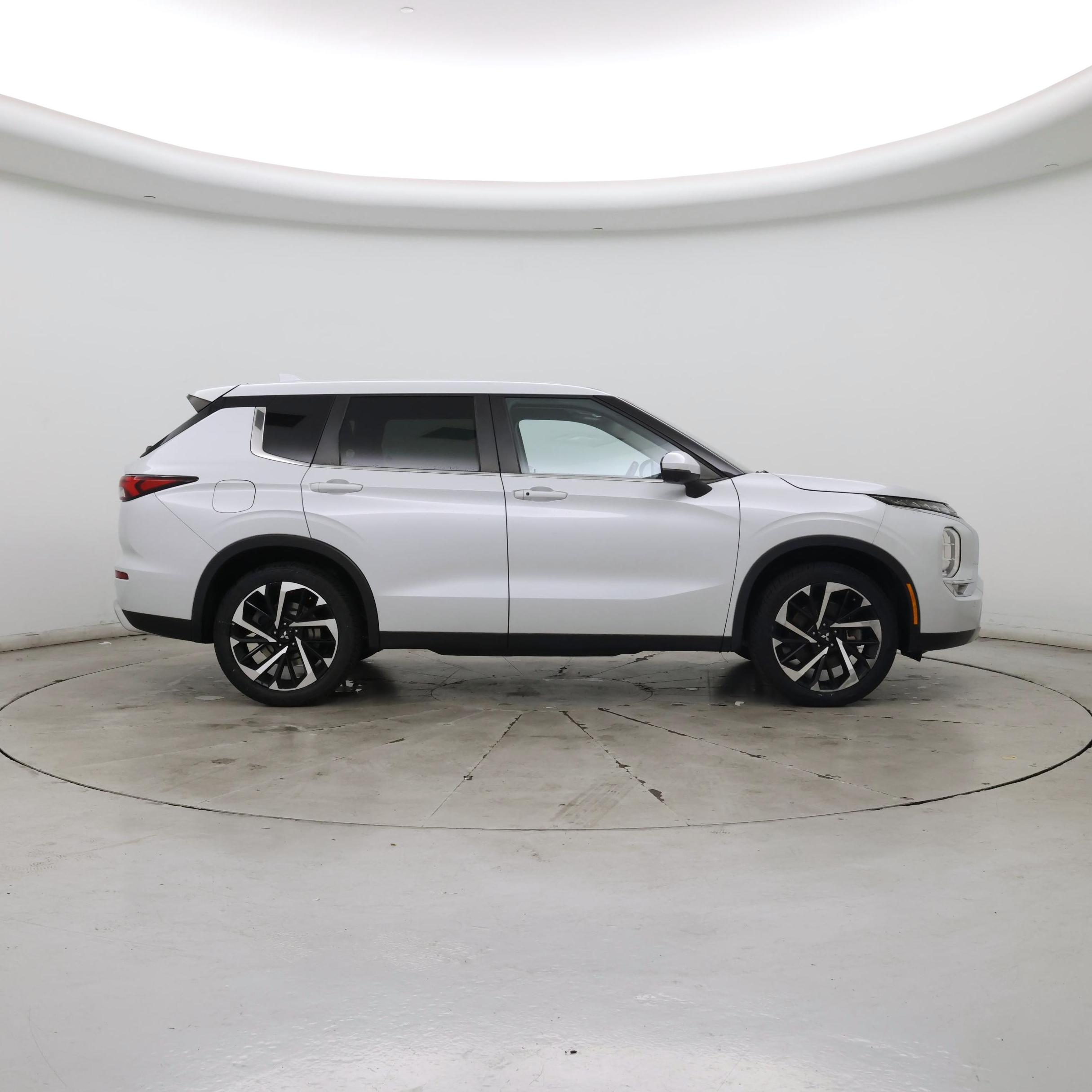 Thumbnail: 2022 Mitsubishi Outlander - 7