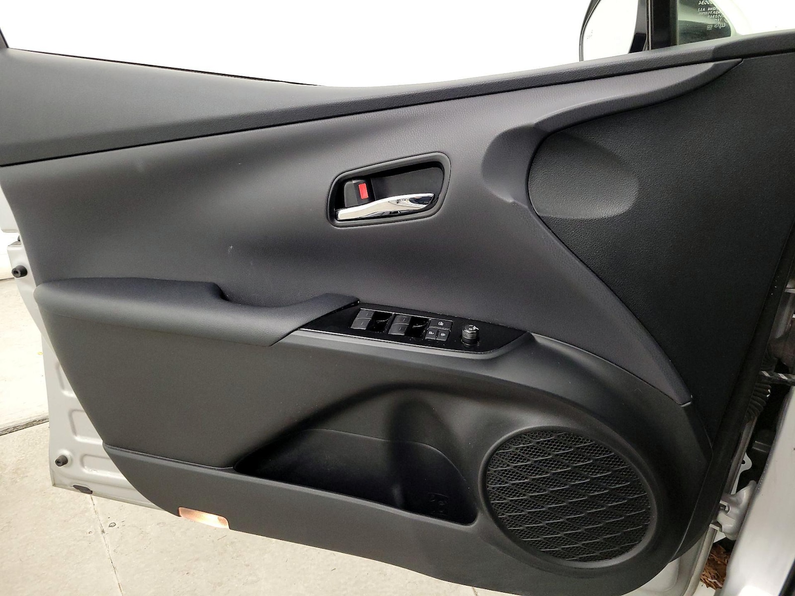 2020 Toyota Prius LE - Photo 13