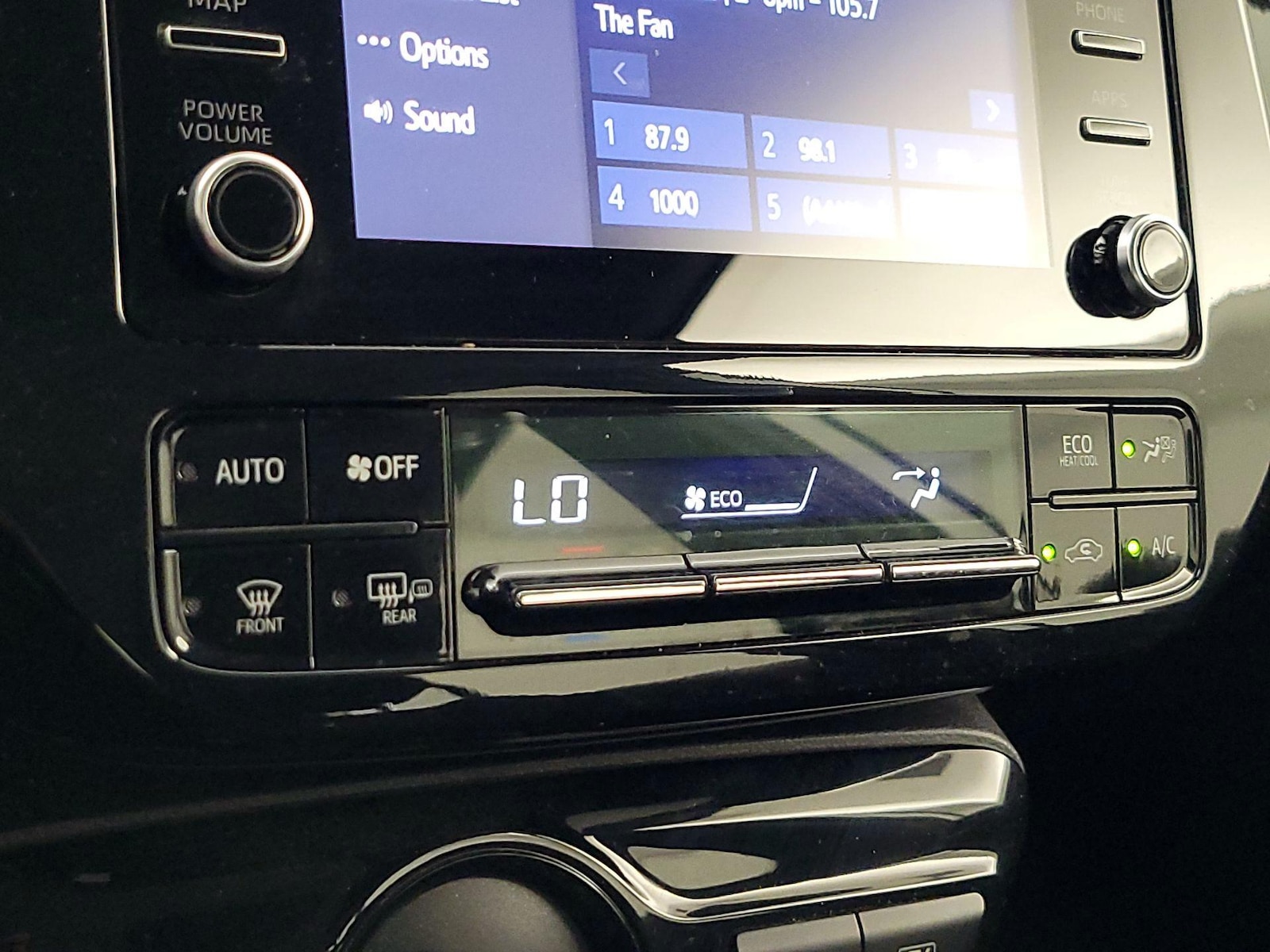 2020 Toyota Prius LE - Photo 17