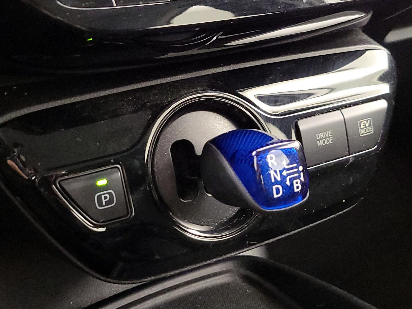 2020 Toyota Prius LE - Photo 18
