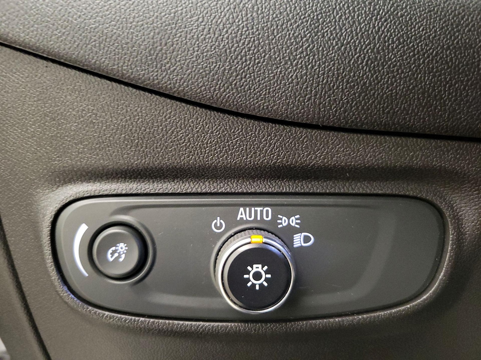 2020 Chevrolet Equinox LS - Photo 14