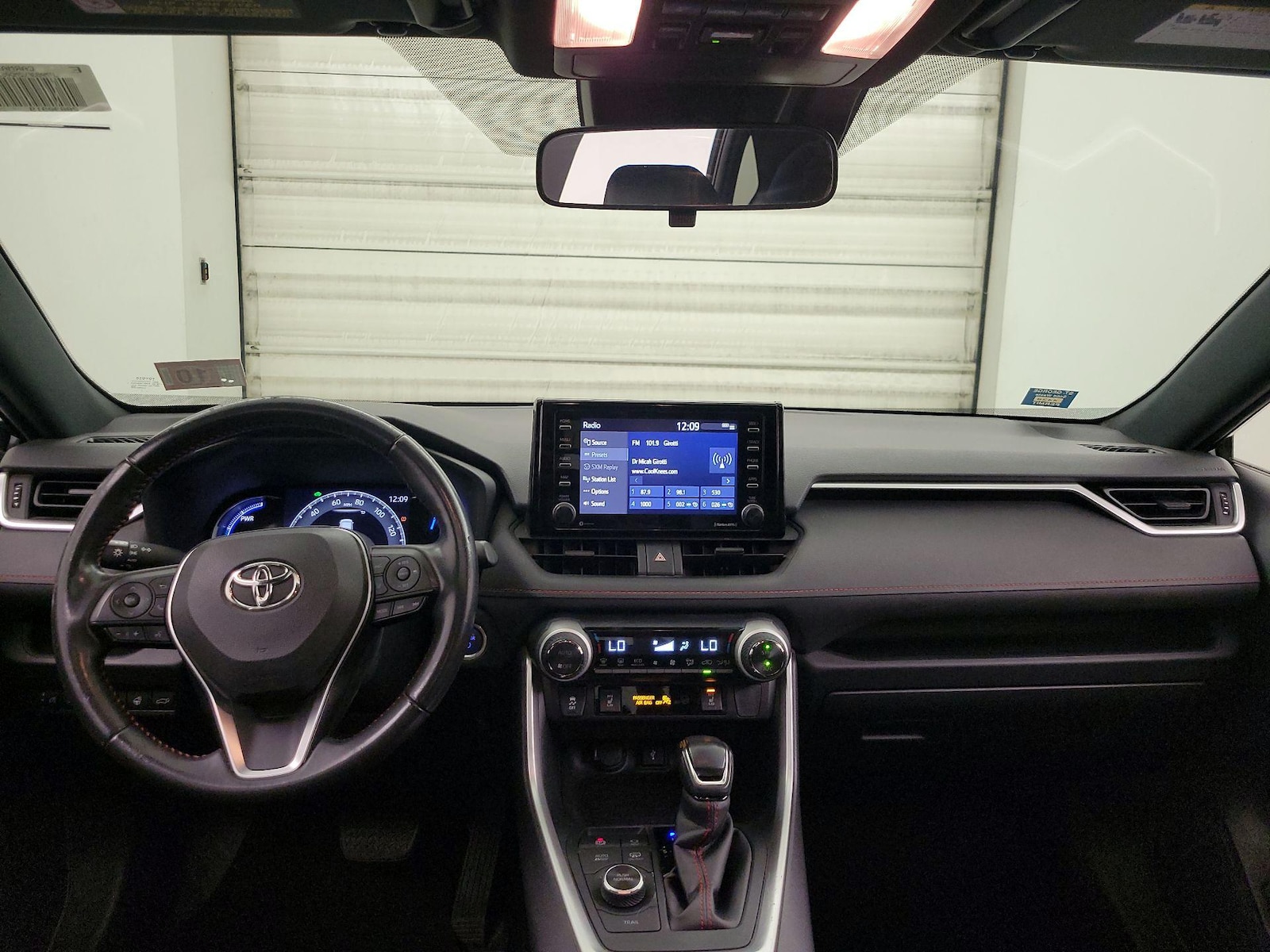 2021 Toyota RAV4 SE - Photo 10