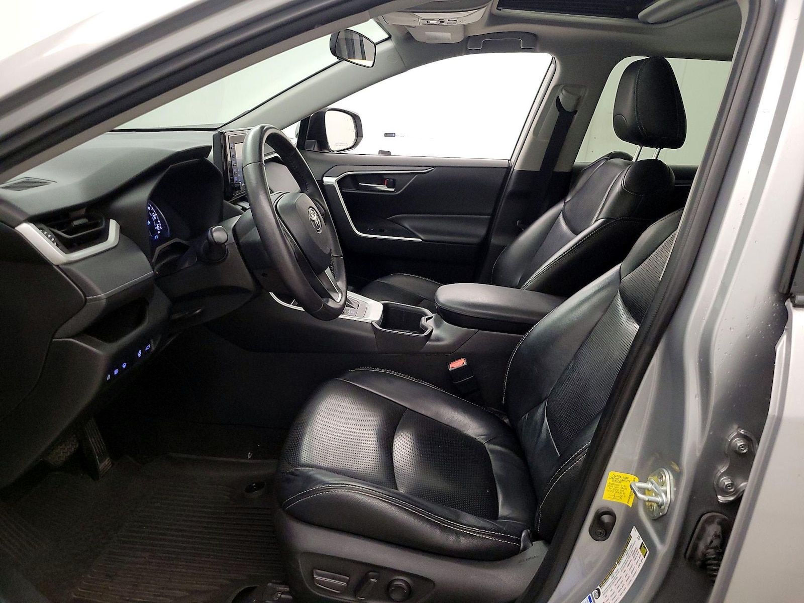 2022 Toyota RAV4 XLE - Photo 12