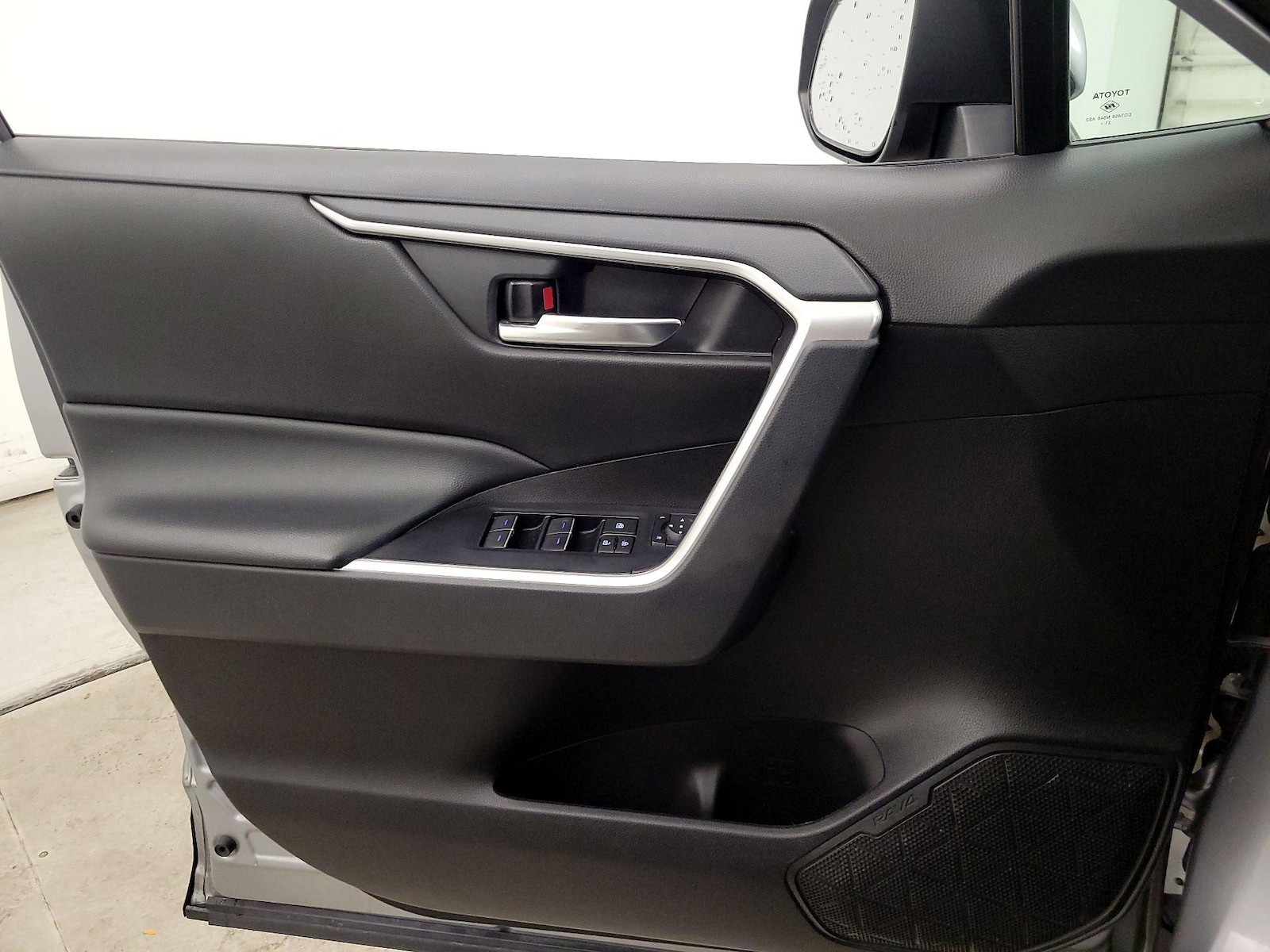 2022 Toyota RAV4 XLE - Photo 13