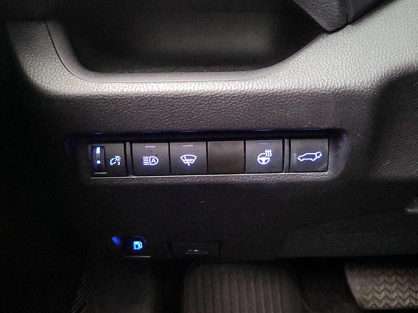 2022 Toyota RAV4 XLE - Photo 14