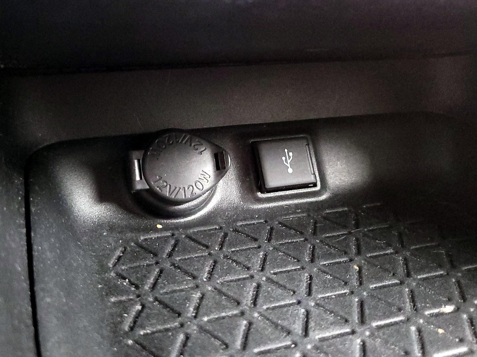2022 Toyota RAV4 XLE - Photo 19