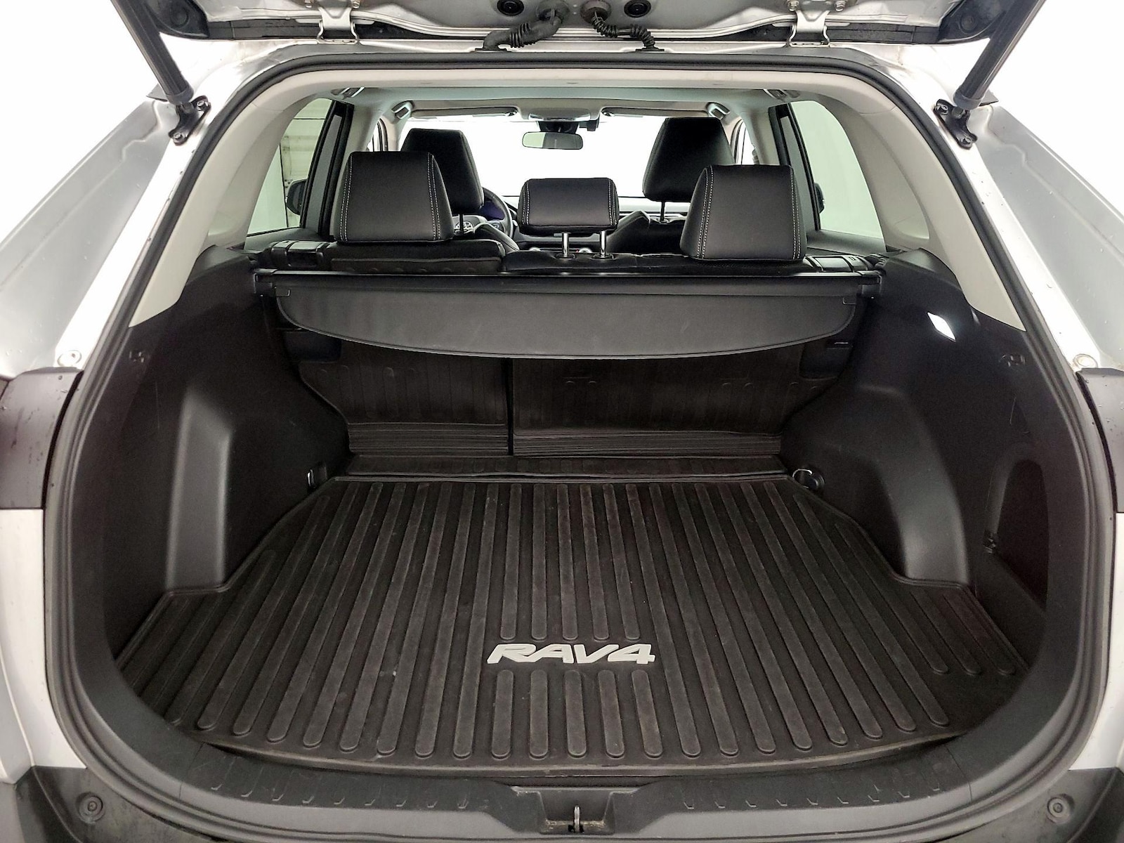 2022 Toyota RAV4 XLE - Photo 22