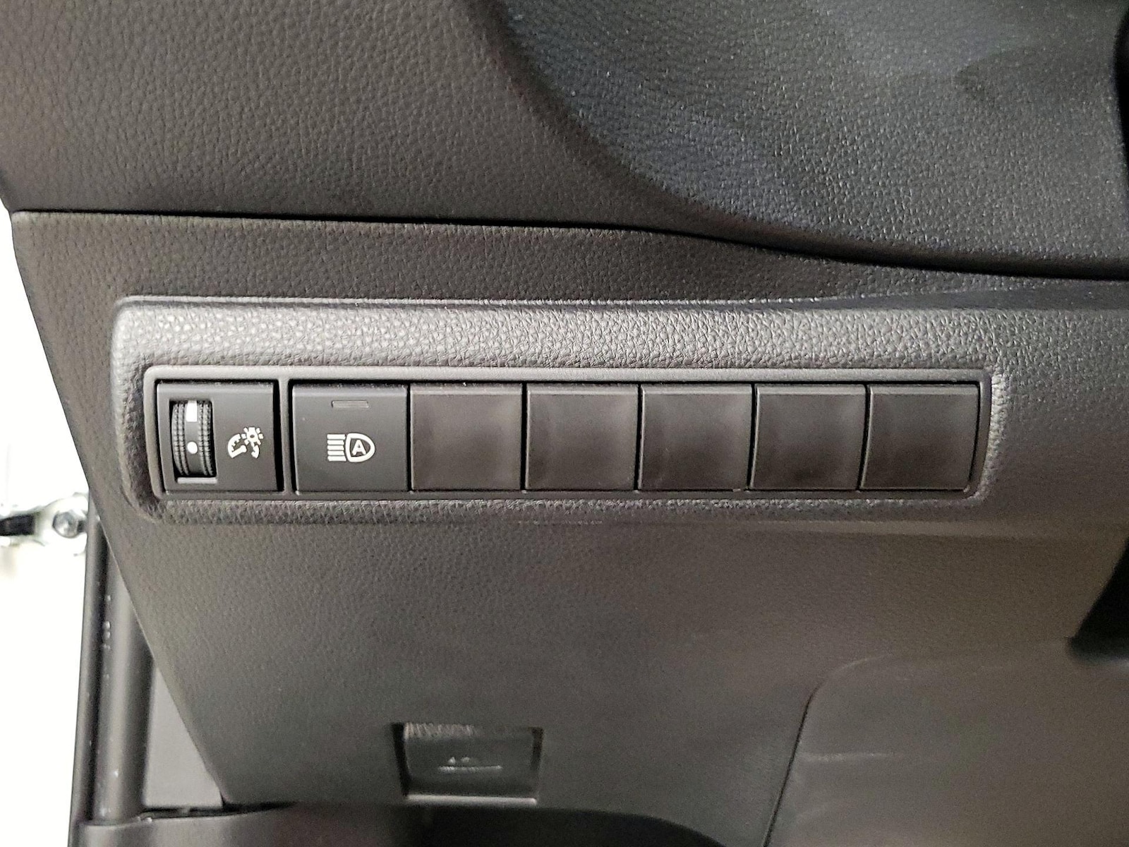 2025 Toyota Corolla LE - Photo 14