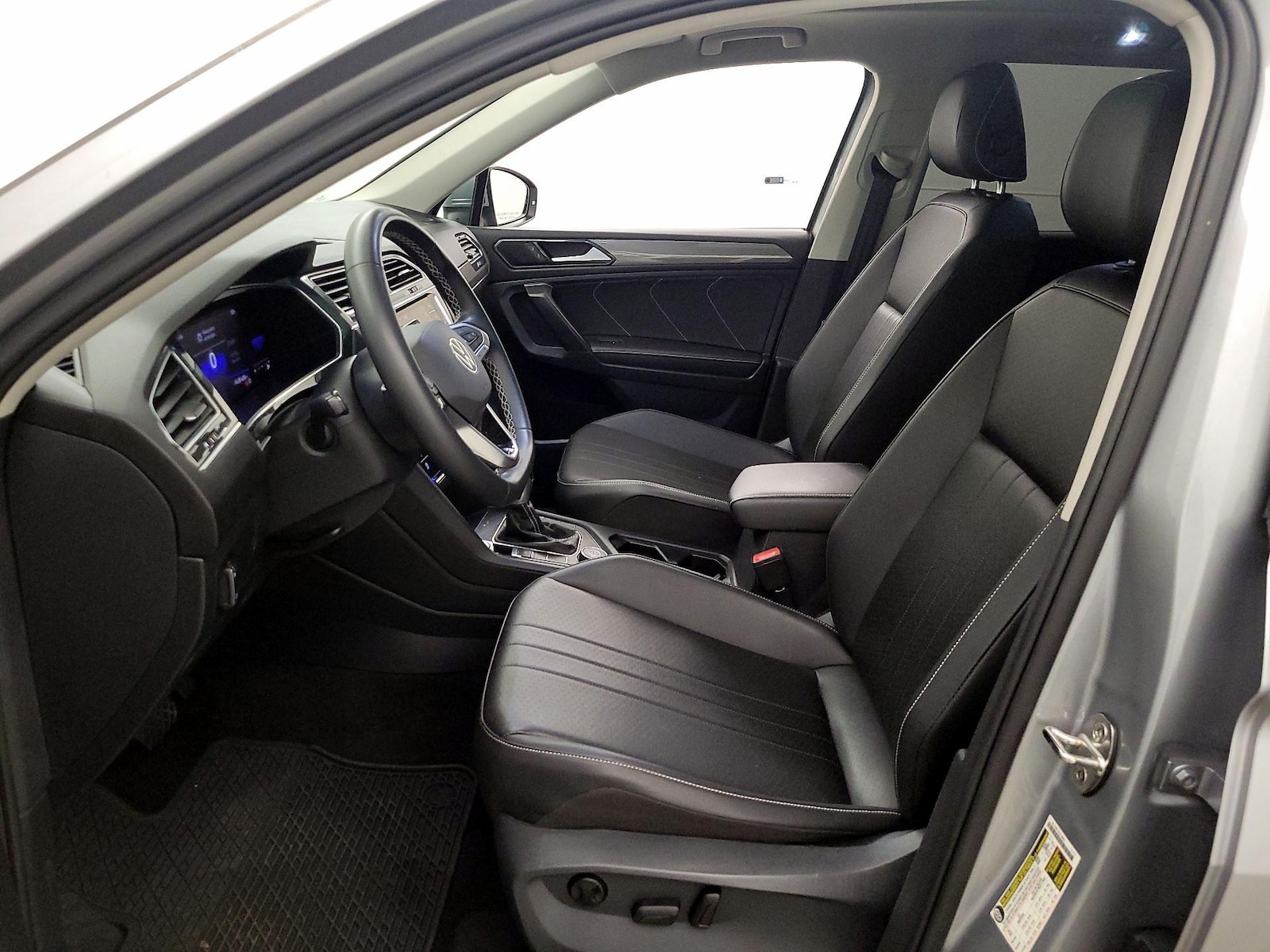 2022 Volkswagen Tiguan SE - Photo 12