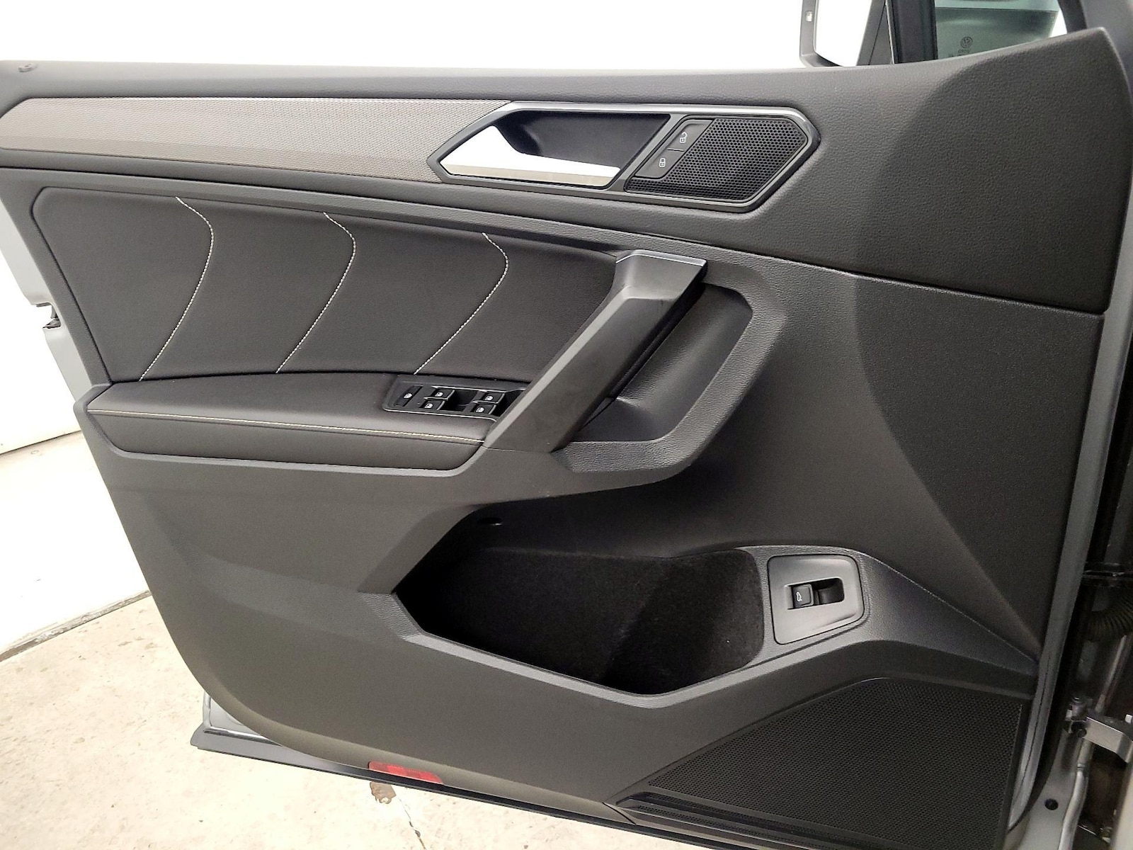 2022 Volkswagen Tiguan SE - Photo 13