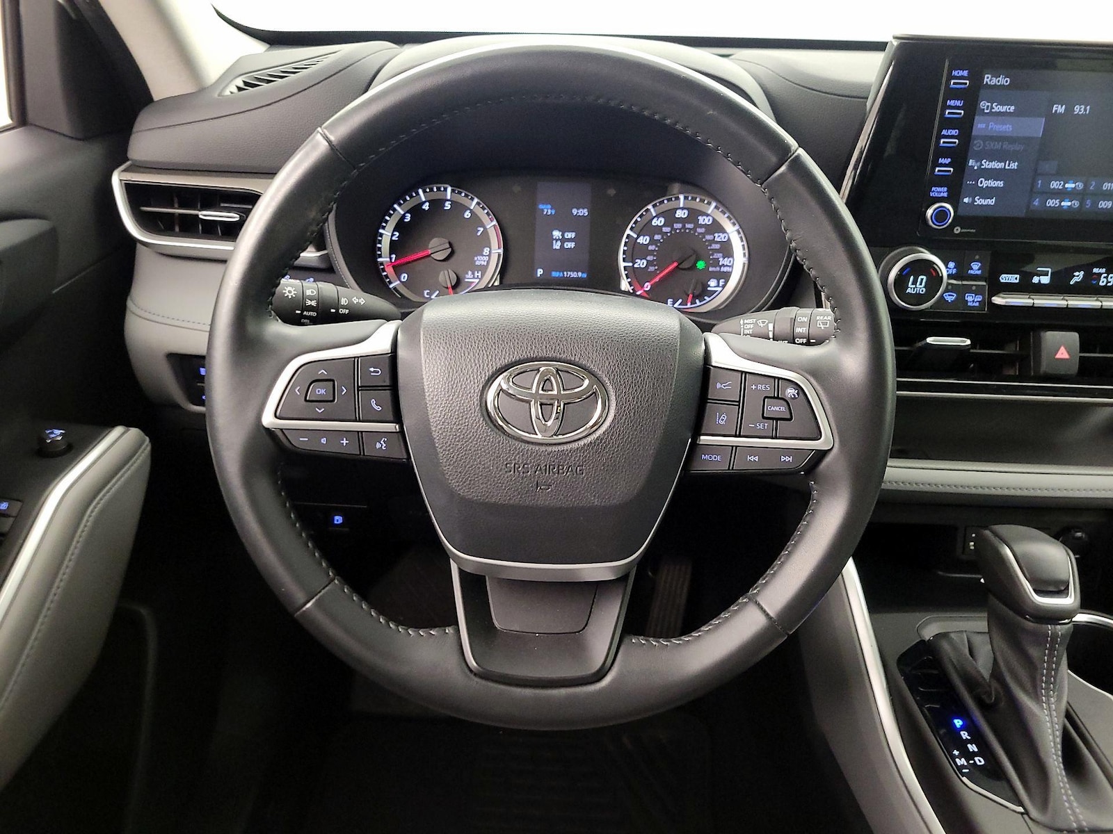 2022 Toyota Highlander LE - Photo 11