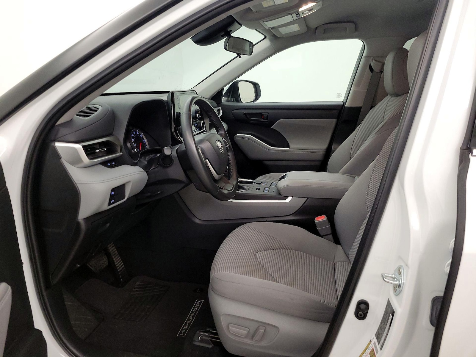 2022 Toyota Highlander LE - Photo 12