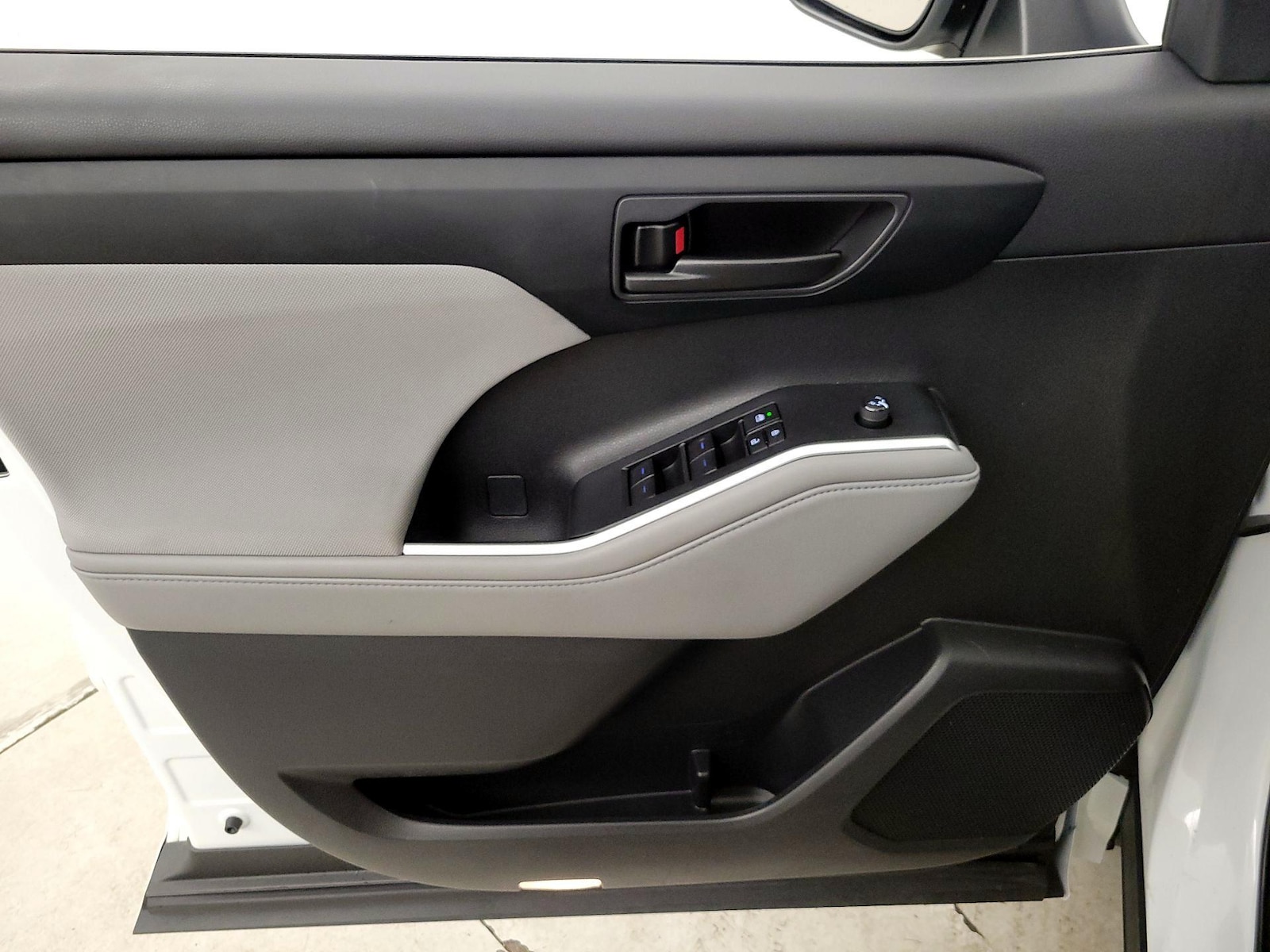 2022 Toyota Highlander LE - Photo 13