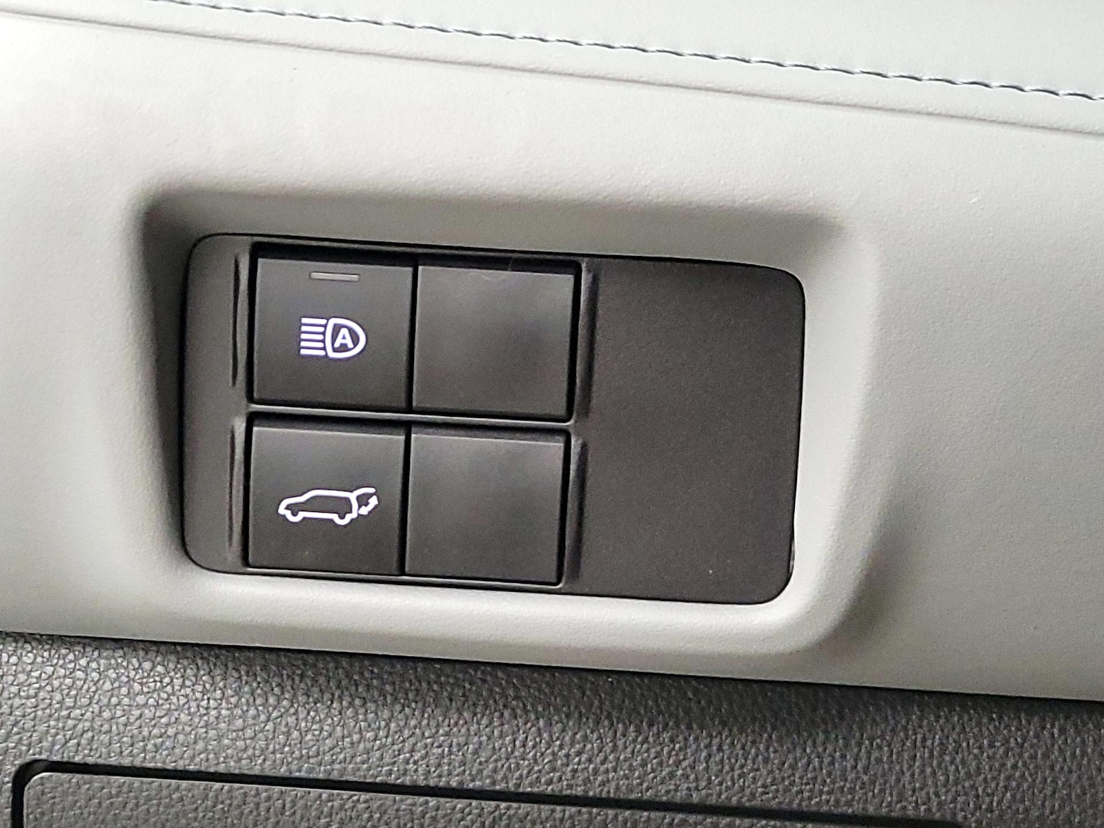 2022 Toyota Highlander LE - Photo 14