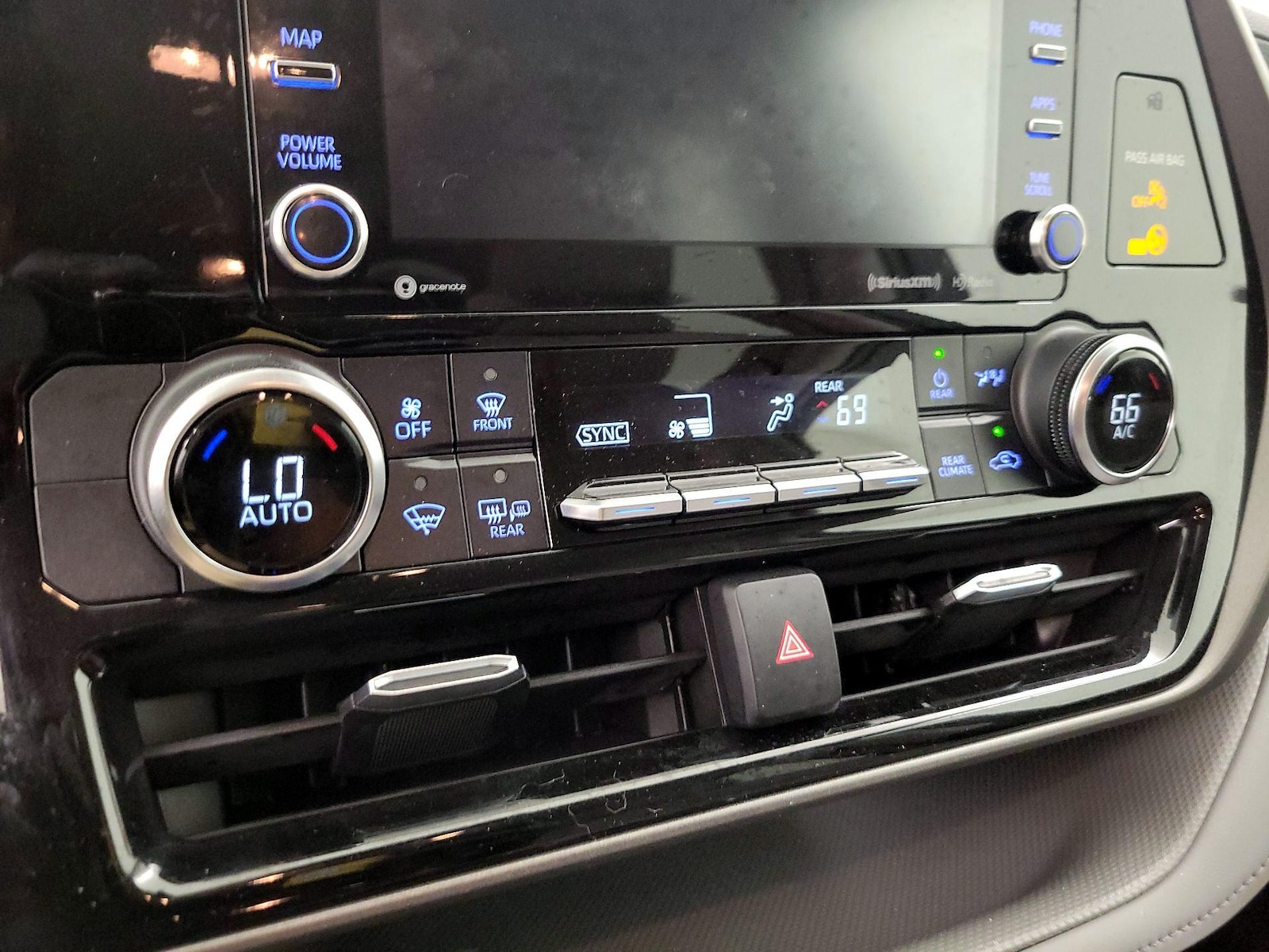 2022 Toyota Highlander LE - Photo 17