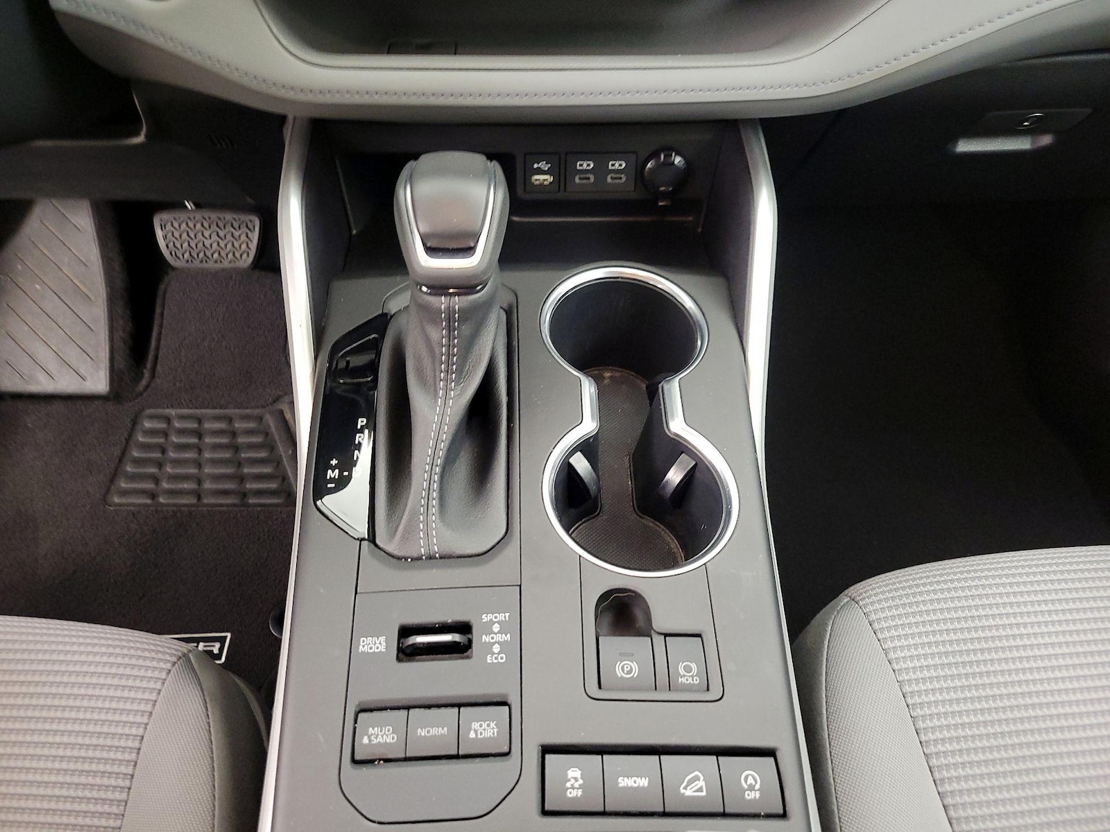 2022 Toyota Highlander LE - Photo 18