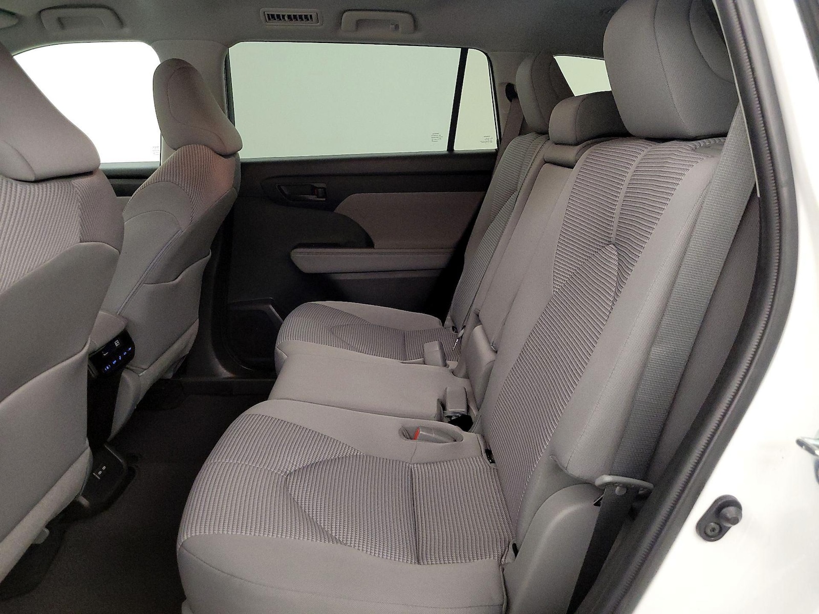 2022 Toyota Highlander LE - Photo 20