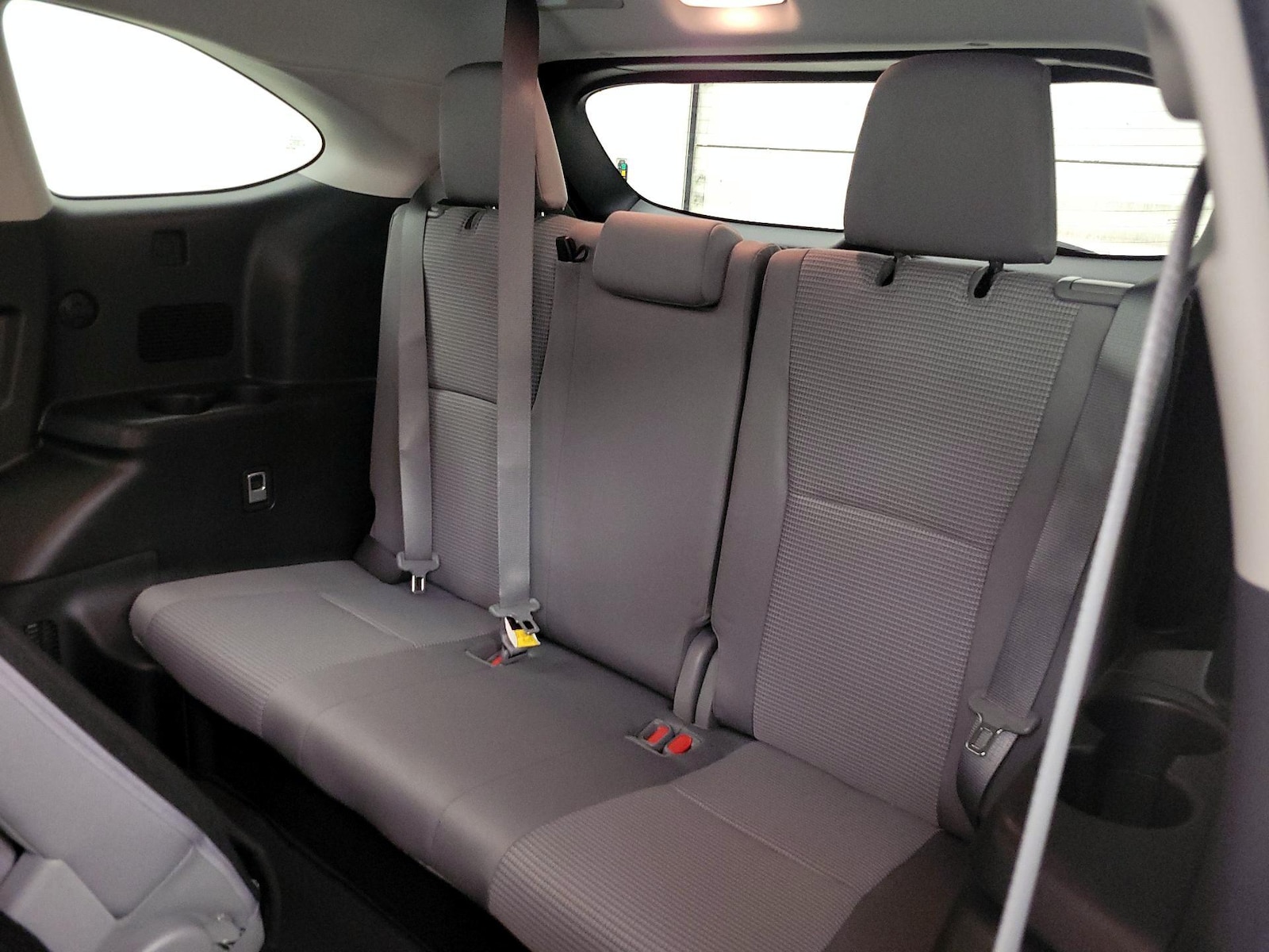 2022 Toyota Highlander LE - Photo 21