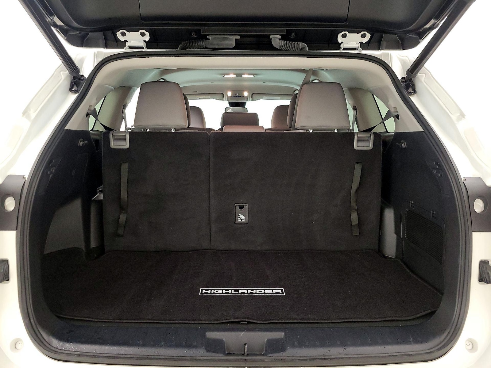 2022 Toyota Highlander LE - Photo 22