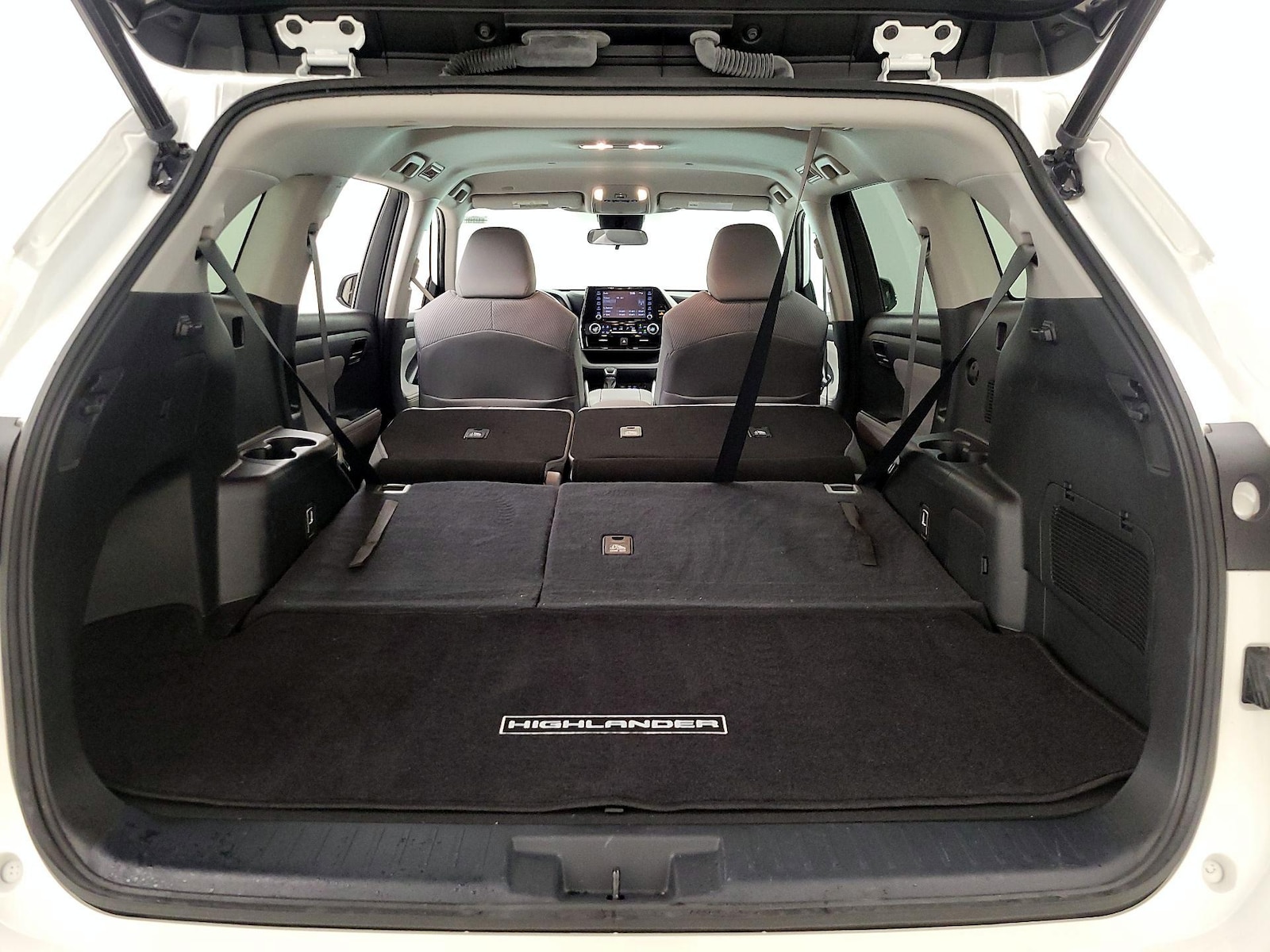 2022 Toyota Highlander LE - Photo 23