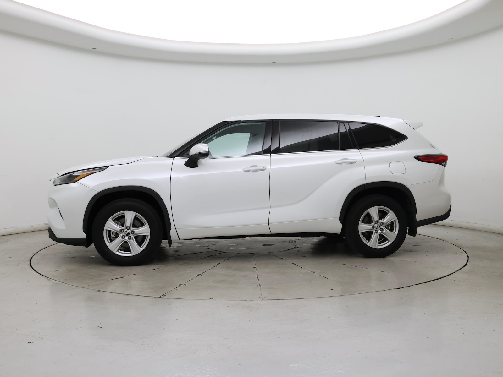 2022 Toyota Highlander LE - Photo 4