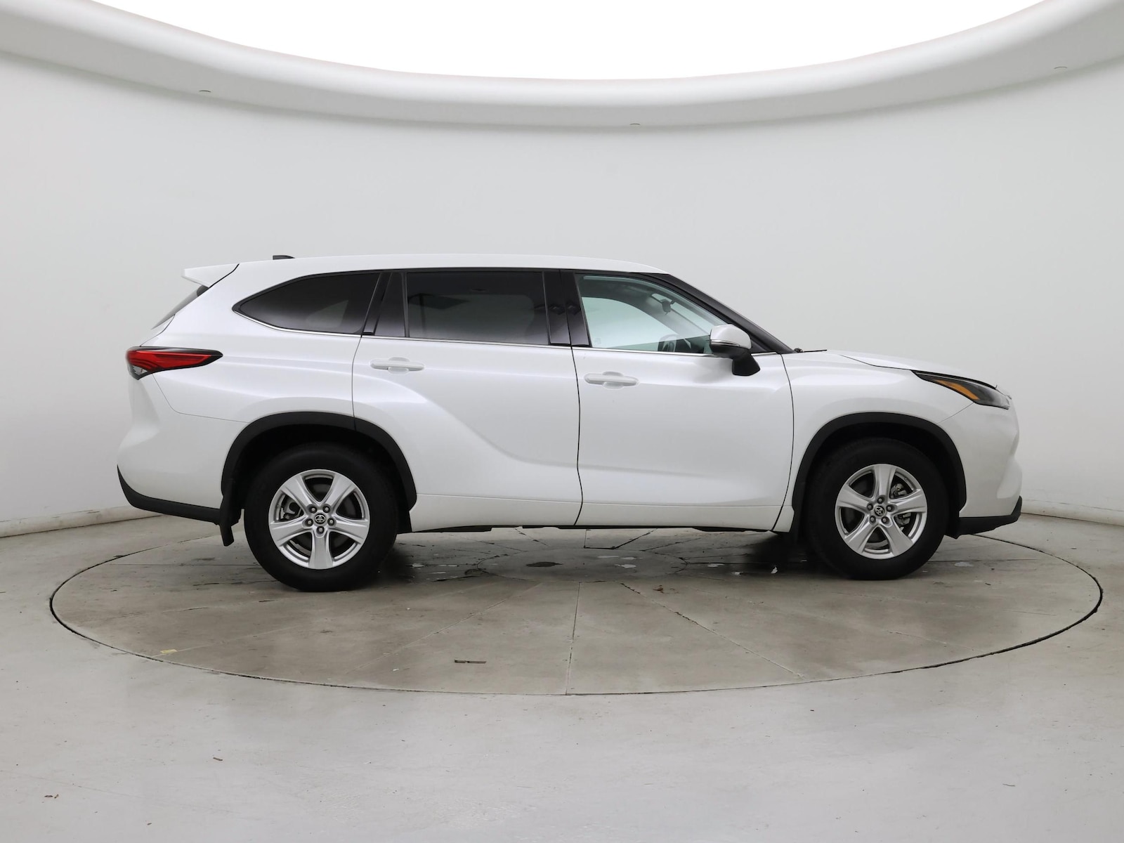 2022 Toyota Highlander LE - Photo 8