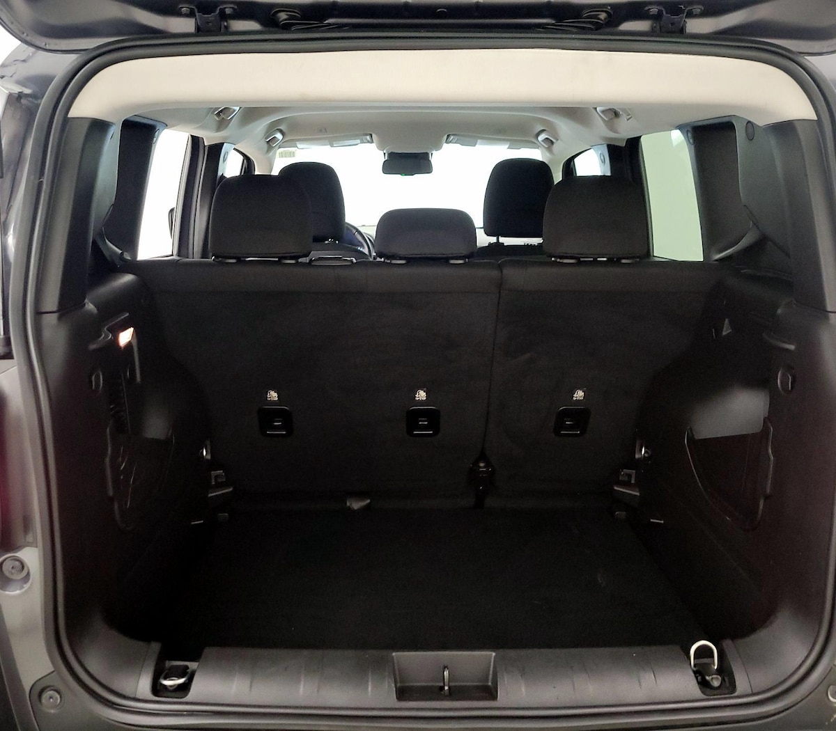 Trunk/Cargo (Seats Up)