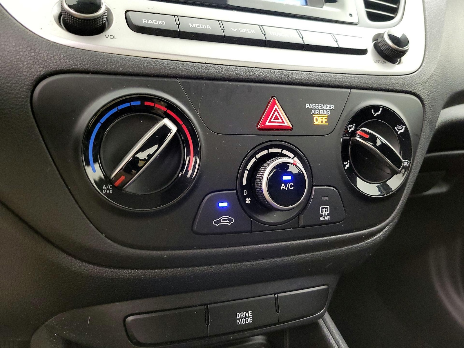 2022 Hyundai Accent SE - Photo 17