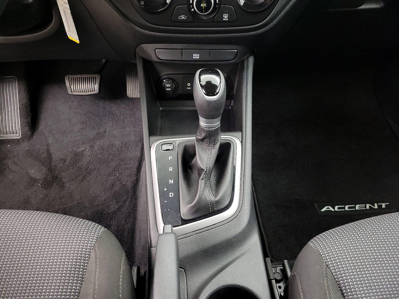 2022 Hyundai Accent SE - Photo 18