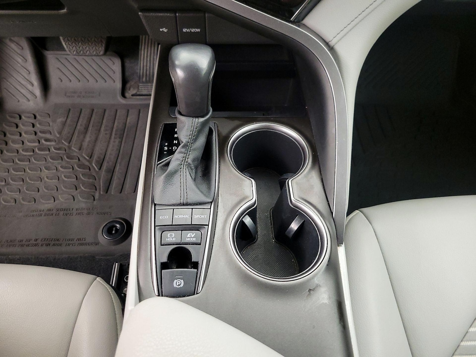 2022 Toyota Camry SE - Photo 18