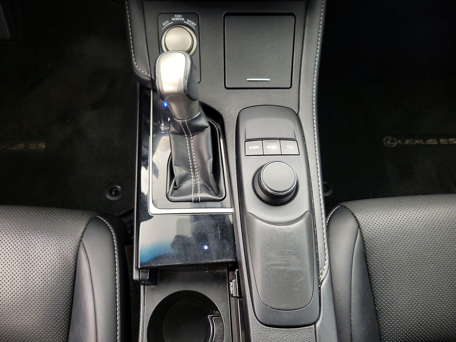 Thumbnail: 2018 Lexus ES - 17