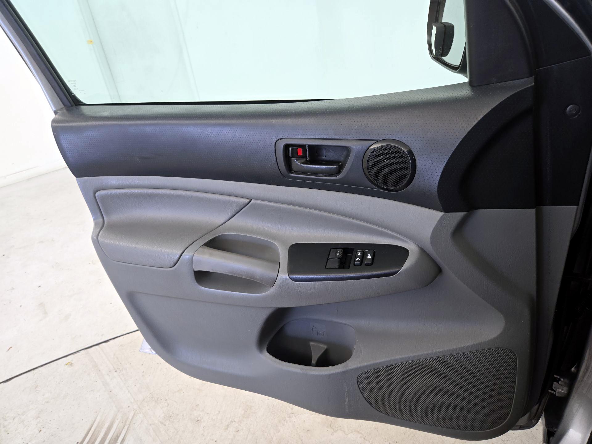 Thumbnail: 2015 Toyota Tacoma - 12