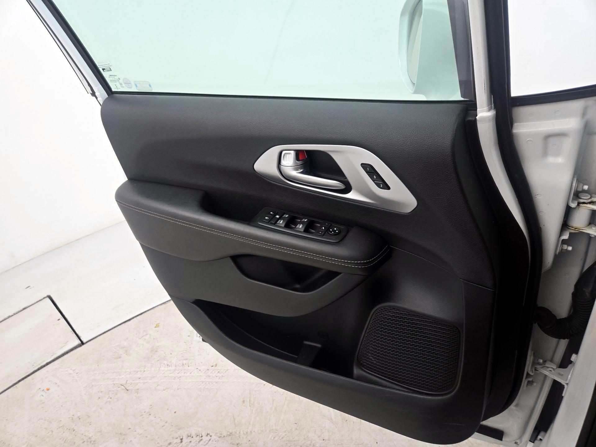 Thumbnail: 2019 Chrysler Pacifica - 12