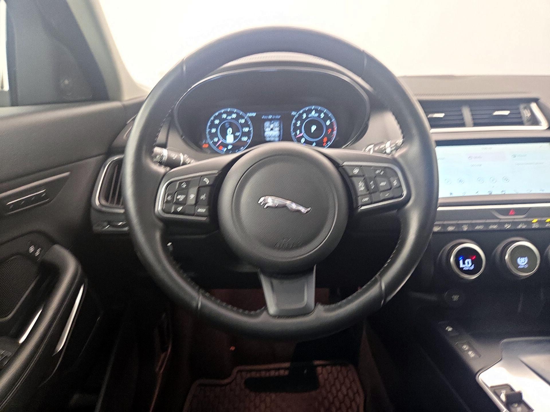 Thumbnail: 2018 Jaguar E-Pace - 10