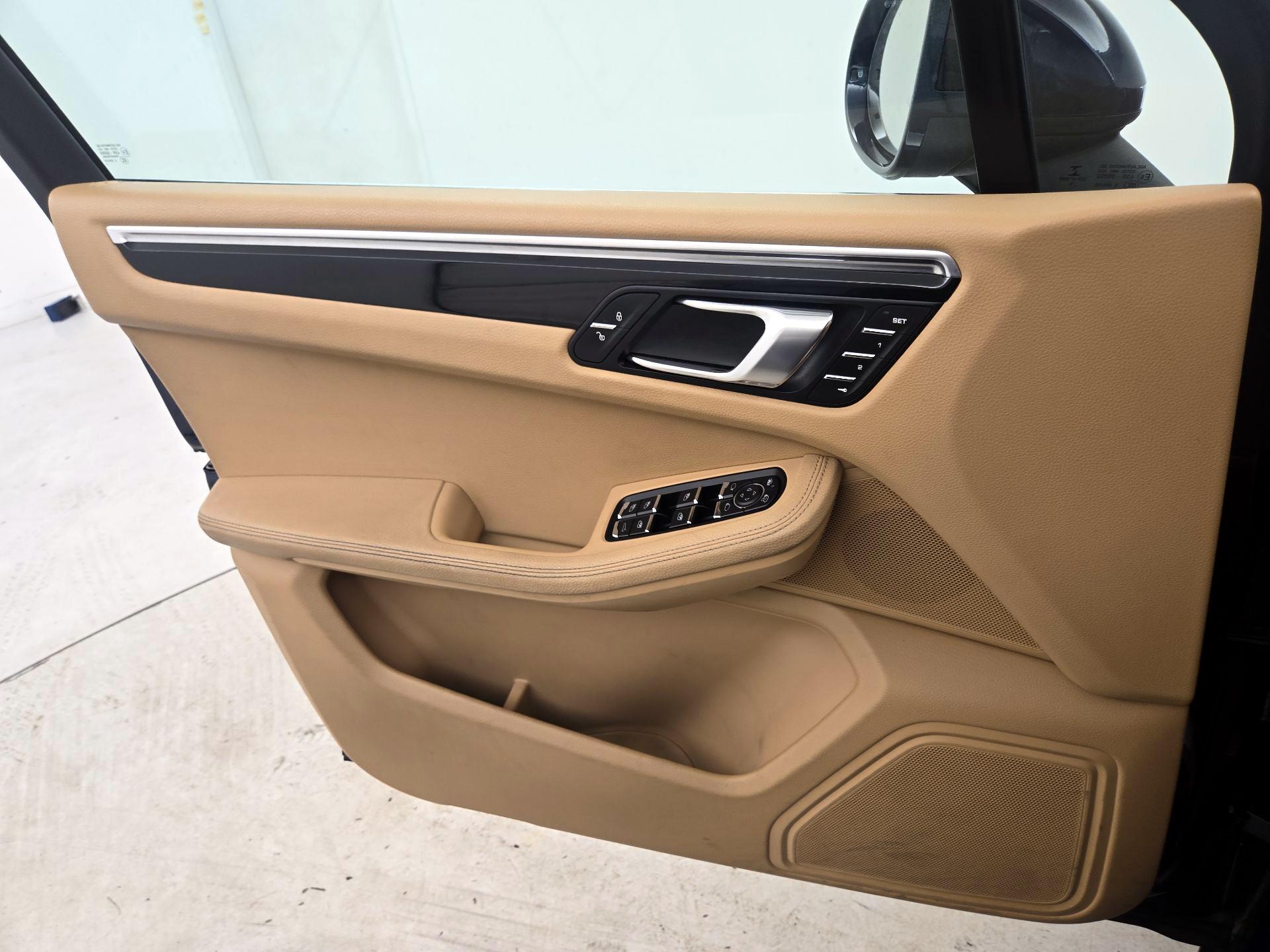 Thumbnail: 2015 Porsche Macan - 12
