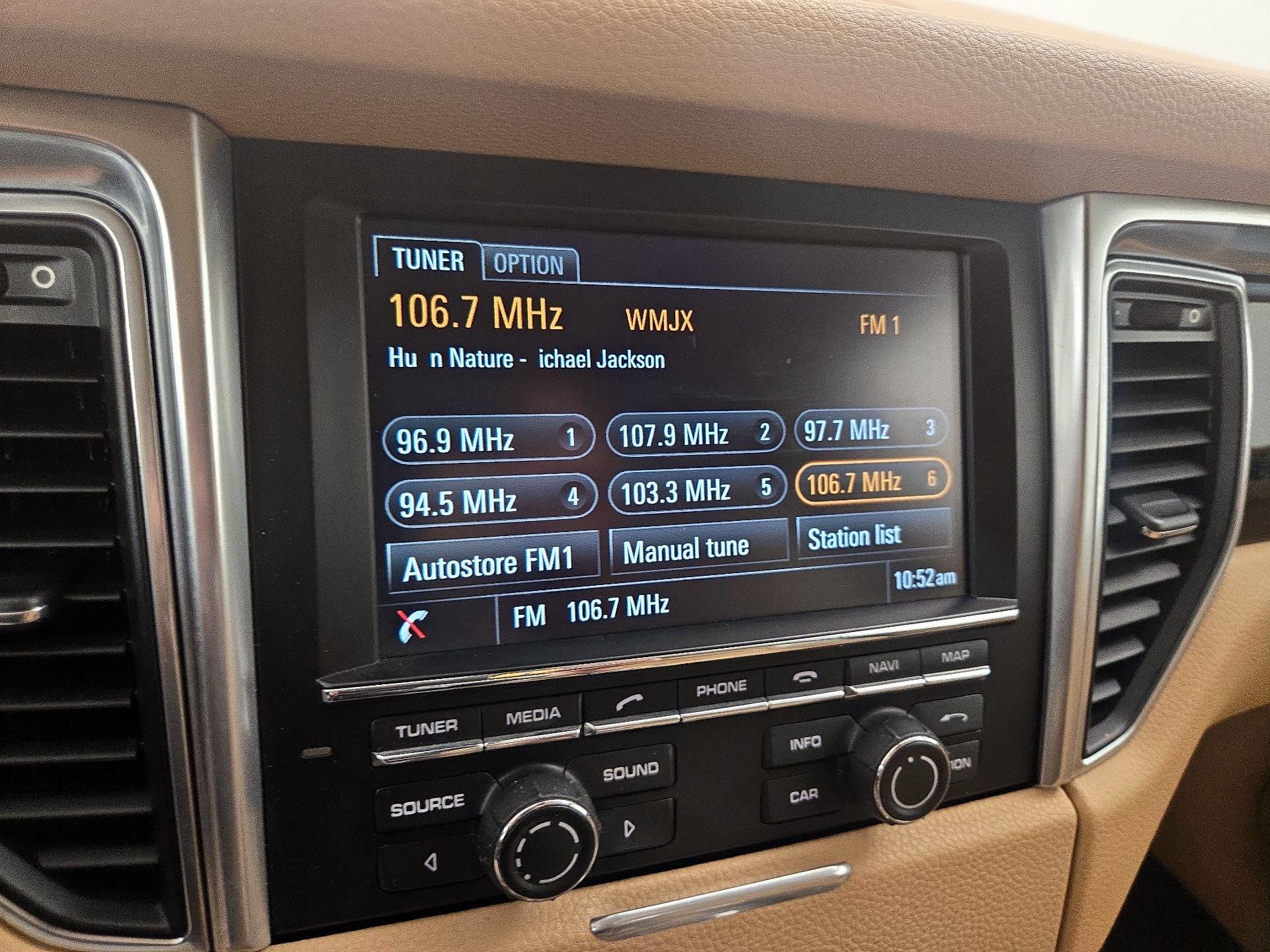 Thumbnail: 2015 Porsche Macan - 16