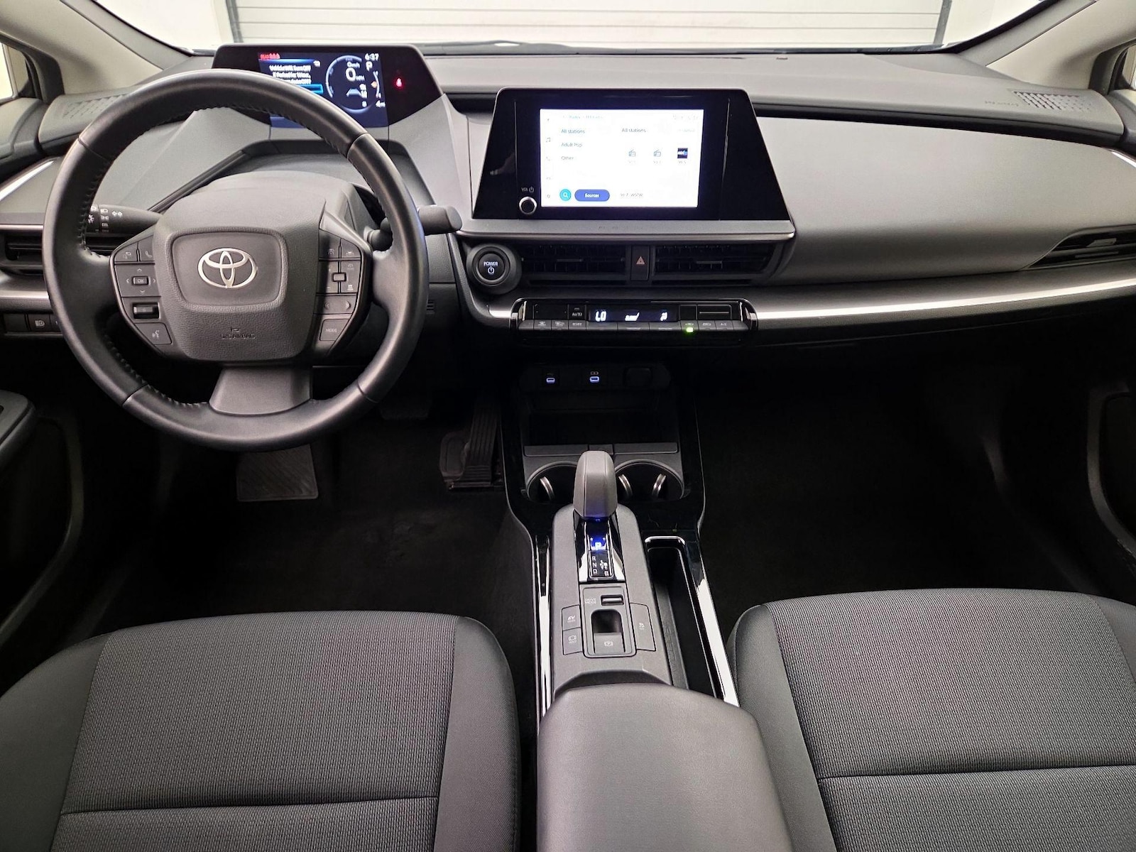 2024 Toyota Prius LE - Photo 10