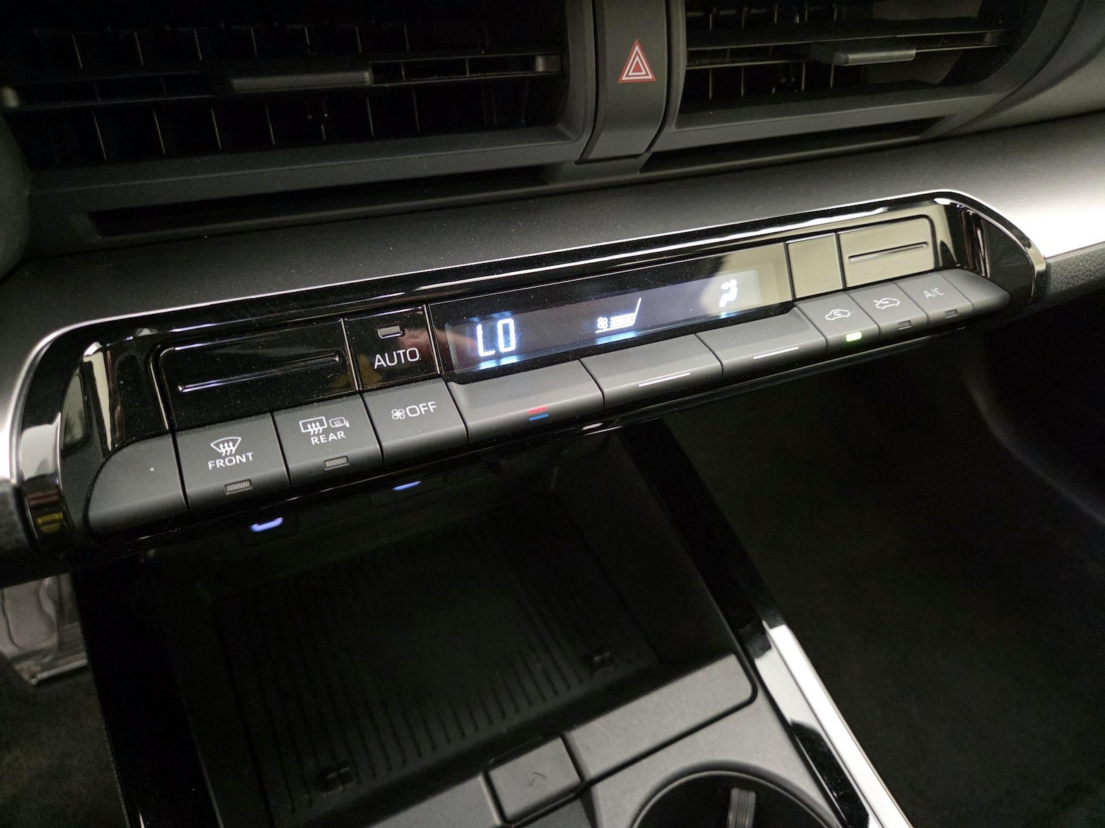 2024 Toyota Prius LE - Photo 17