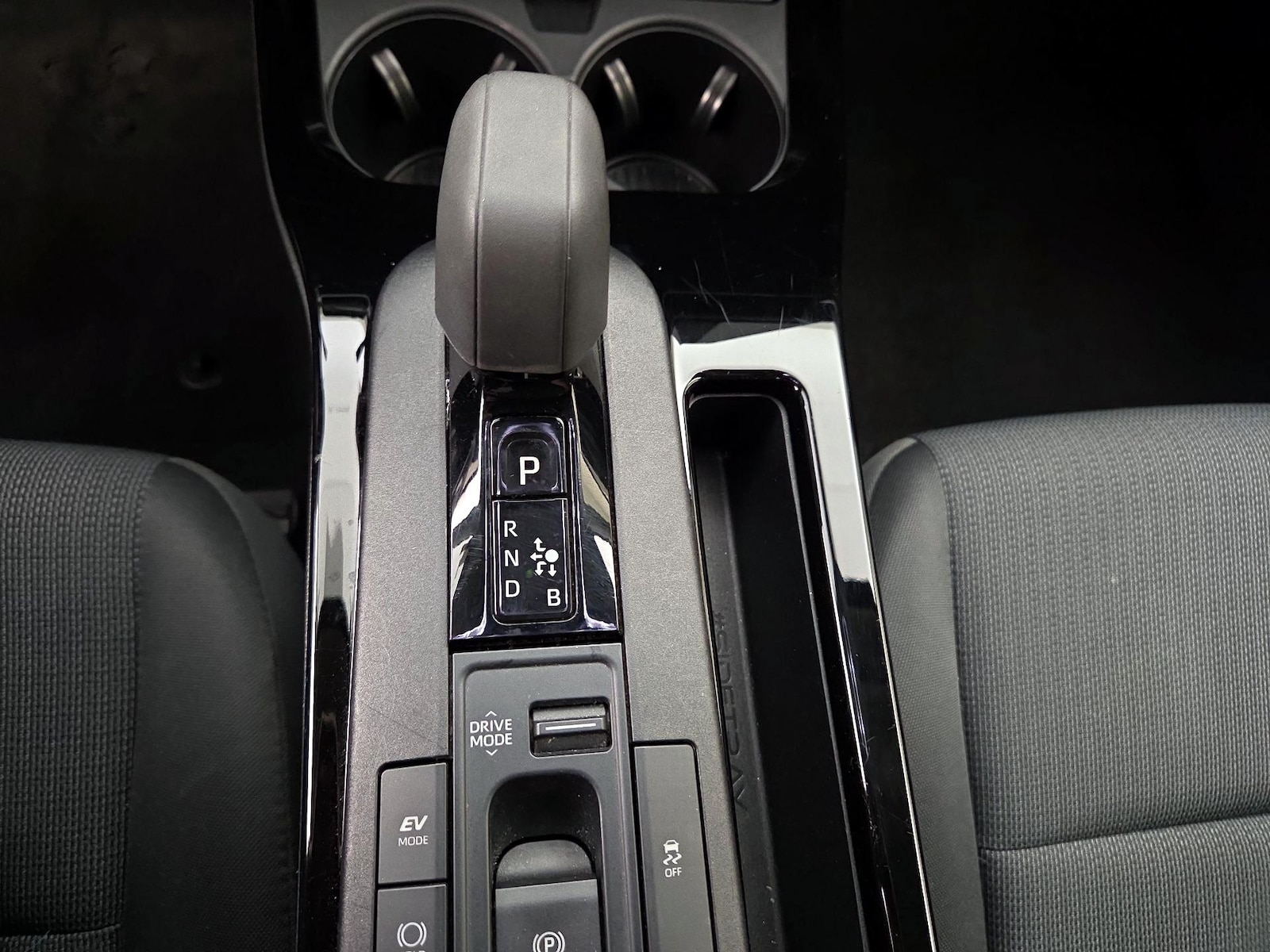 2024 Toyota Prius LE - Photo 18