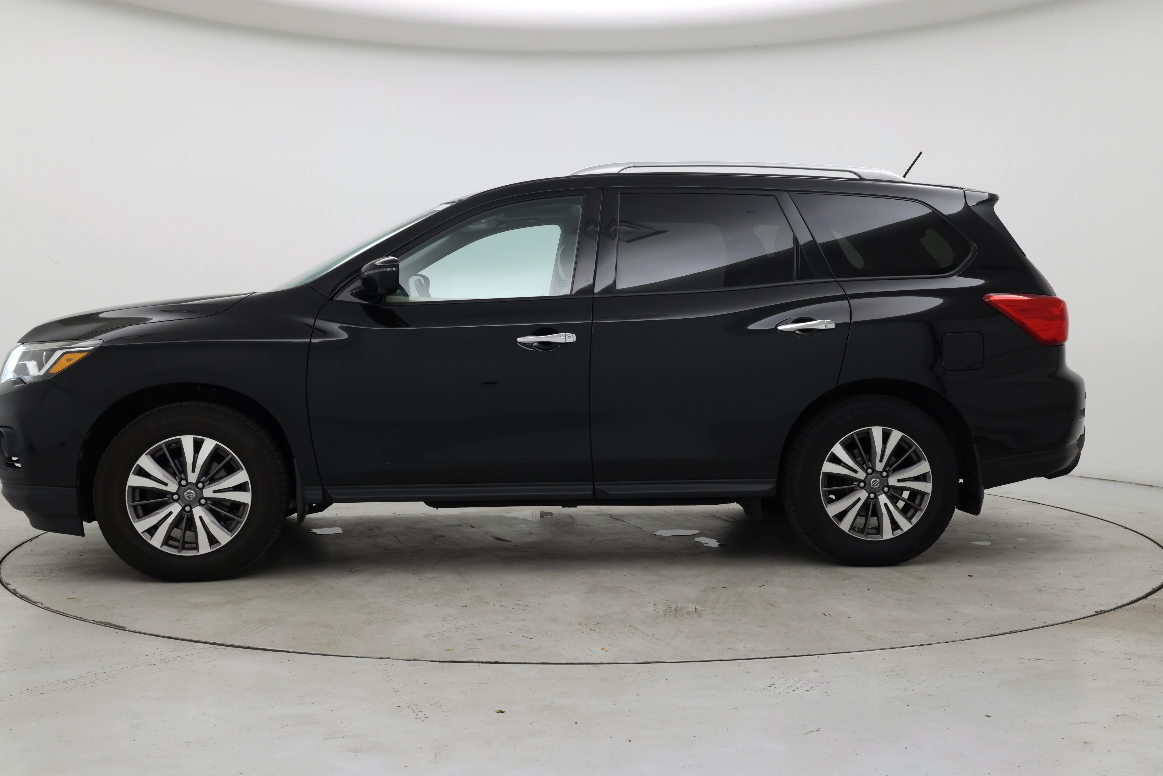 Thumbnail: 2017 Nissan Pathfinder - 3