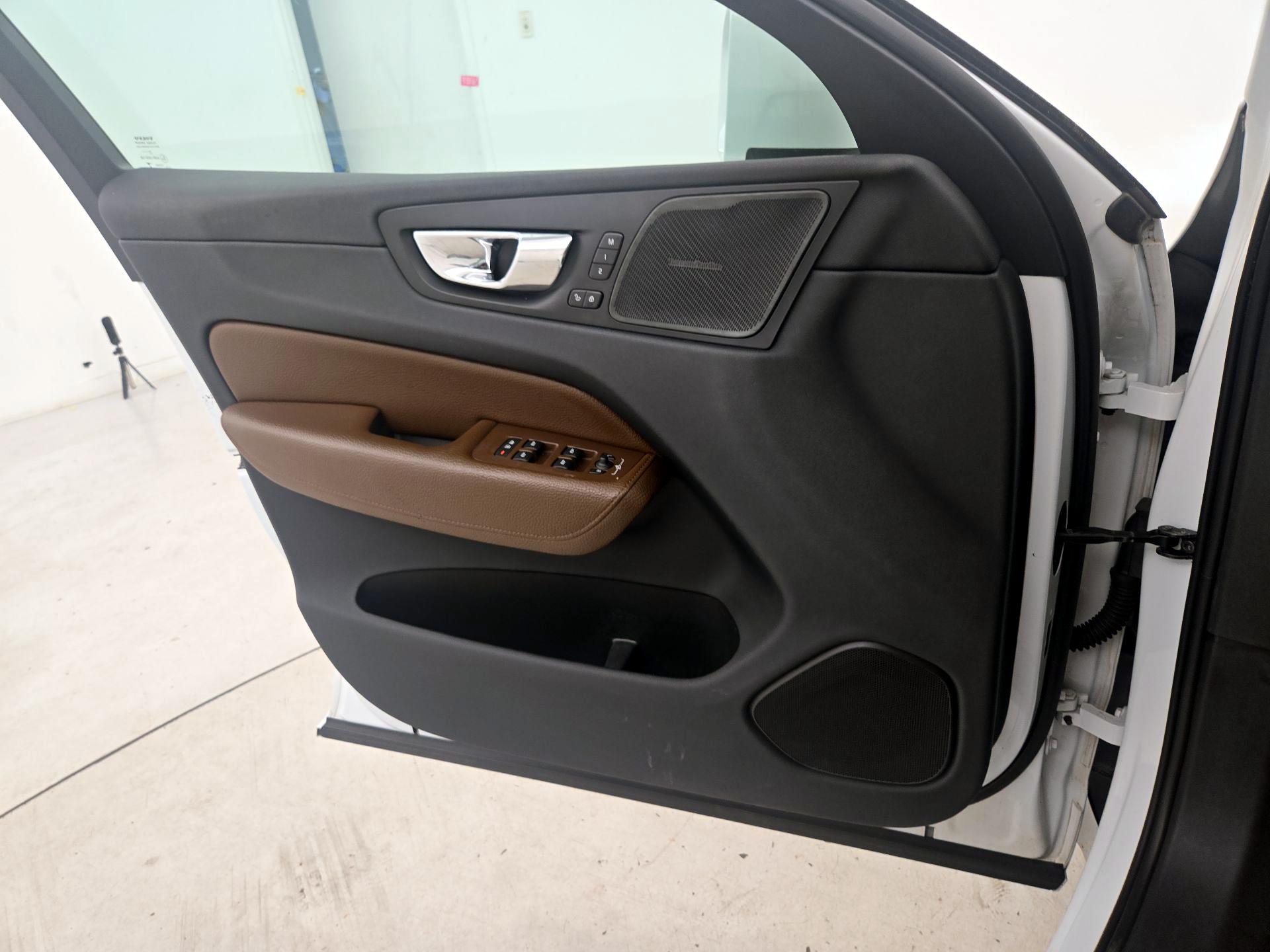 Thumbnail: 2019 Volvo XC60 - 12