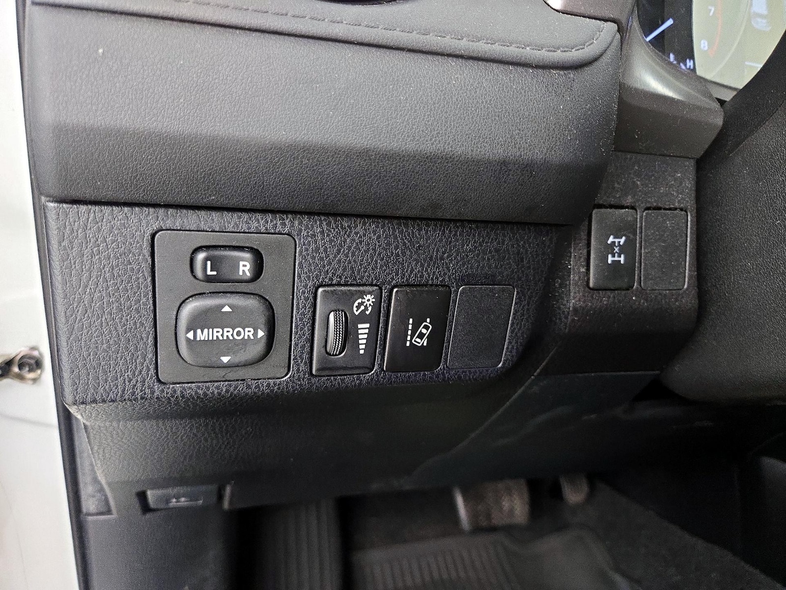 2017 Toyota RAV4 LE - Photo 14