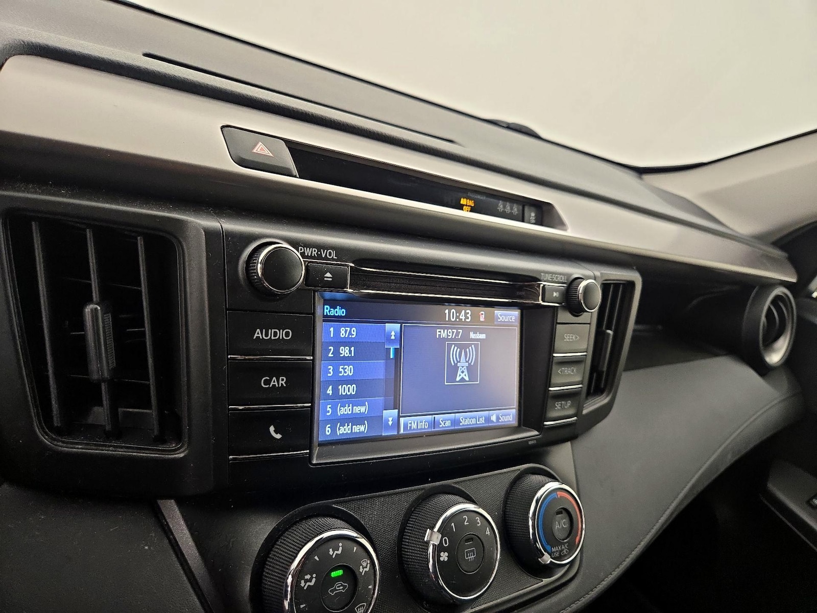 2017 Toyota RAV4 LE - Photo 16