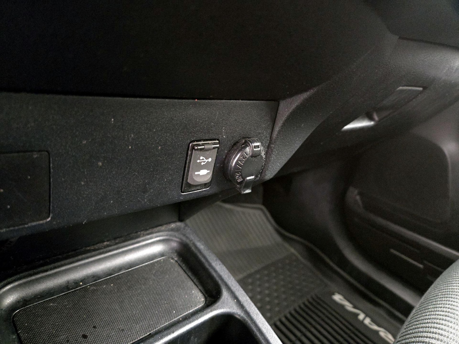 2017 Toyota RAV4 LE - Photo 19