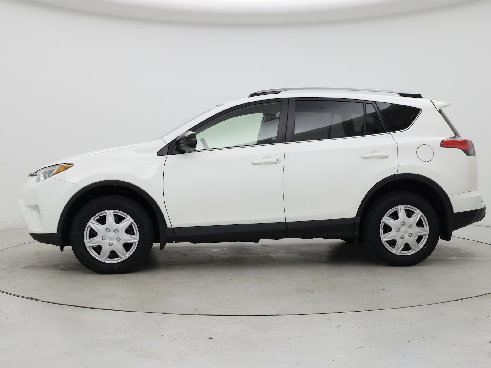 2017 Toyota RAV4 LE - Photo 4