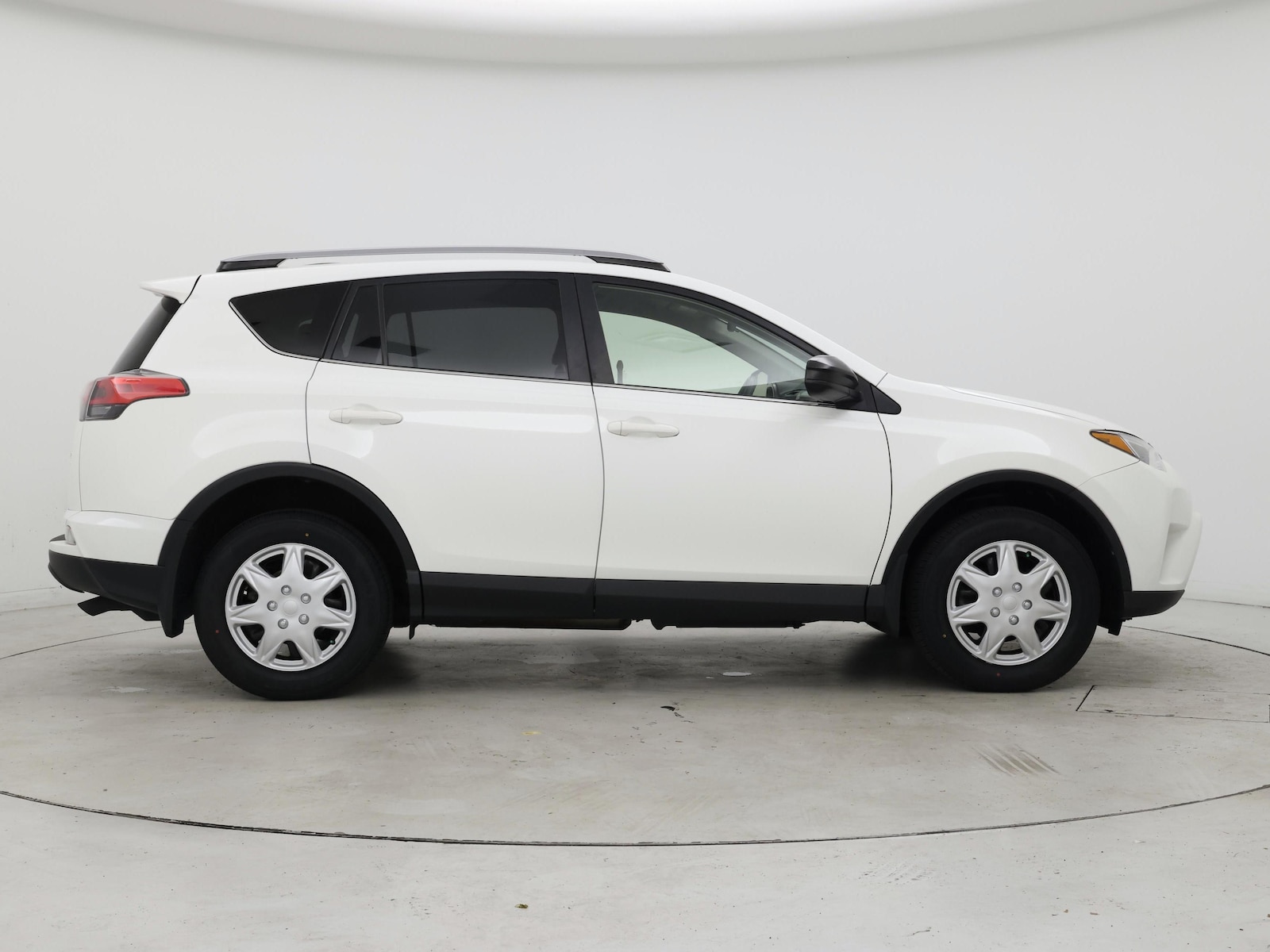 2017 Toyota RAV4 LE - Photo 8