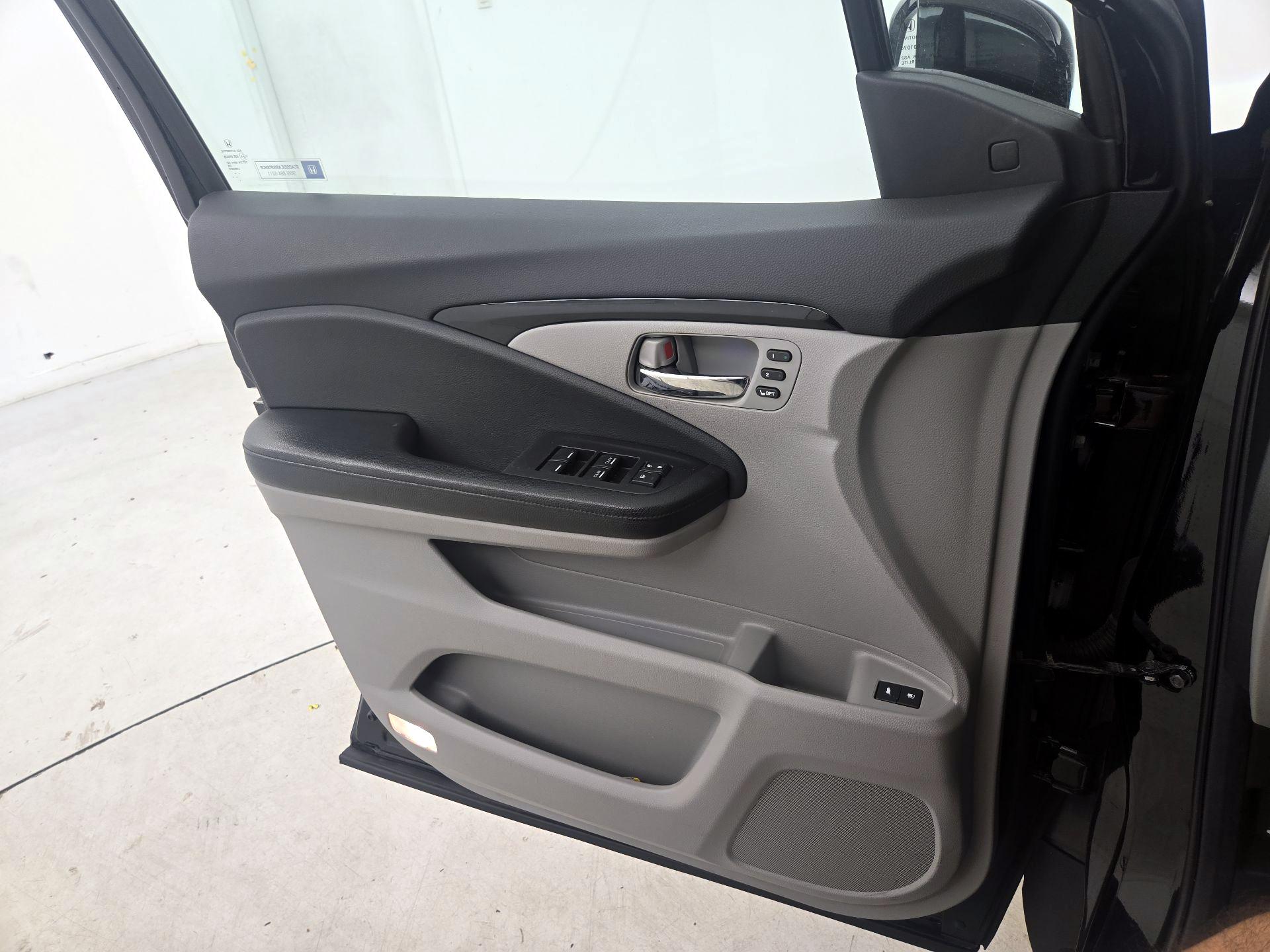 Thumbnail: 2017 Honda Pilot - 12