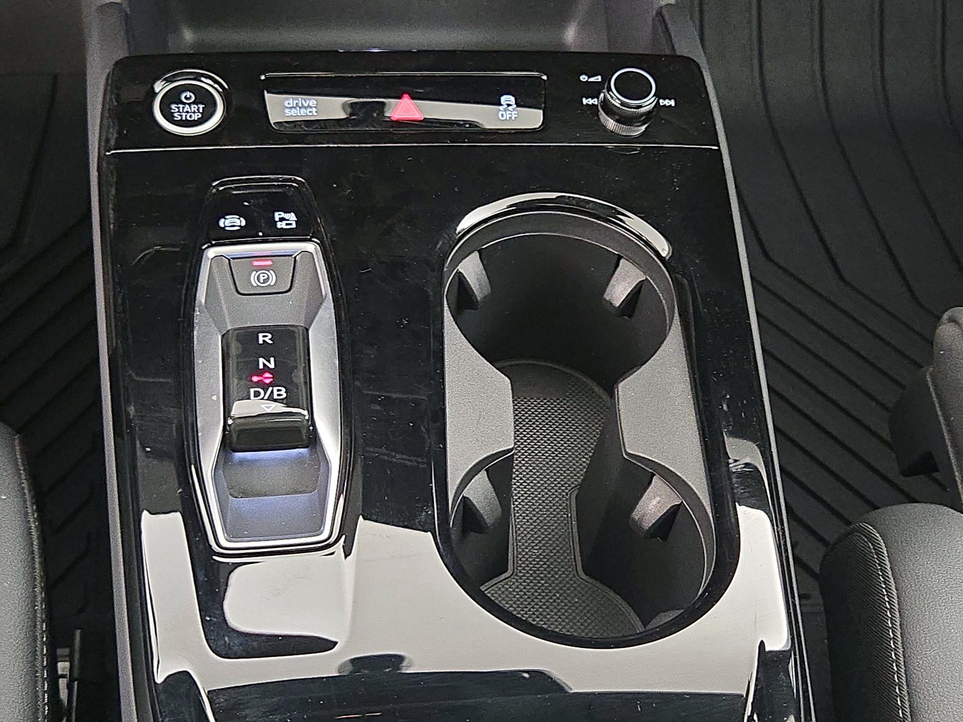 Thumbnail: 2025 Audi Q6 e-tron - 17